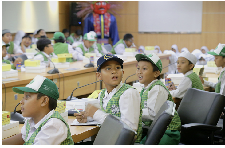 Panitia Khusus Rancangan Peraturan Daerah (Panssus Ranperda) Penyelenggaraan Pendidikan DPRD DKI Jakarta mengusulkan agar madrasah dan pondok pesantren (Ponpes) masuk dalam program sekolah gratis. Demikian penegasan Anggota Komisi E DPRD DKI Jakarta sekaligus Anggota Pansus Ranperda Penyelenggaraan Pendidikan Dina Masyusin di Gedung DPRD DKI Jakarta, Rabu (13/8). Usulan itu, menurut dia, bertujuan memastikan pendidikan yang lebih inklusif bagi seluruh anak bangsa. Terutama yang menuntut ilmu di lembaga pendidikan agama. “Mengusulkan agar sekolah gratis itu tidak hanya swasta tapi madrasah dan pondok pesantren juga ikut dilibatkan,” kata Dina. Anggota Komisi E DPRD DKI Jakarta Dina Masyusin. (dok.DDJP) Ia mendorong Dinas Pendidikan DKI Jakarta berkoordinasi bersama Kementerian Agama Republik Indonesia. Membahas lebih lanjut tentang rencana memasukkan madrasah dalam program sekolah gratis. Madrasah dan pondok pesantren sebagai lembaga pendidikan agama yang telah berperan besar dalam mencetak generasi berakhlak mulia. Karena itu, butuh dukungan Pemprov DKI Jakarta agar madrasah dan pondok pesantren sama dengan sekolah umum. Termasuk dalam jaln pembiayaan. Sebab selama ini, madrasah dan pondok pesantren memiliki kontribusi besar dalam mencetak generasi cerdas. Baik secara akademik maupun karakter keagamaan yang kuat. “Mengajak Kementerian Agama untuk duduk bareng membahas bagaimana pola dan cara agar terlaksana,” kata Dina. Dina menilai, hal itu menjadi upaya Pemerintah Provinsi DKI Jakarta memperhatikan peran madrasah dan pondok pesantren dalam sistem pendidikan di Jakarta. Melalui upaya itu juga tidak hanya akan menjamin pemerataan akses pendidikan, tetapi juga menjaga keberagaman dan memperkuat karakter bangsa. “Sangat penting karena pendidikan di DKI Jakarta bukan hanya sekolah swasta tapi madrasah dan pondok pesantren harus dilibatkan campur tangan pemerintah,” kata Dina. (yla/df)