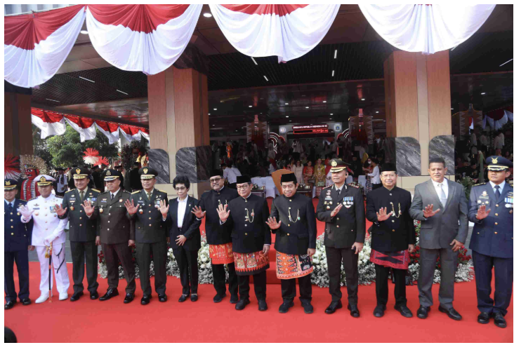 Ketua DPRD DKI Jakarta Khoirudin mengikuti Upacara Memperingati Hari Ulang Tahun (HUT) ke-80 Kemerdekaan Republik Indonesia di Halaman Balaikota DKI Jakarta. Berbalut busana beskap khas Betawi, Khoirudin mengikuti upacara yang dipimpin Gubernur DKI Jakarta Pramono Anung selaku inspektur upacara. Suasana khidmat dalam memperingati hari kemerdekaan itu diikuti ratusan Aparatur Sipil Negara (ASN) di lingkungan Pemprov DKI. Kemerdekaan Indonesia sejak 80 tahun lalu, harap Khoirudin, masyarakat warga Jakarta khususnya dapat terus mengamalkan nilai-nilai perjuangan dari para pahlawan. “Semoga nilai-nilai perjuangan, pengorbanan dari para pahlawan dapat kita tiru,” ujar Khoirudin, Minggu (17/8). Ia juga mengingatkan agar tradisi gotong royong yang merupakan ciri khas Bangsa Indonesia tetap tumbuh. Semakin melekat di tengah zaman modern. “Gotong royong, rela berkorban, menjaga persatuan dan kesatuan, harus kita tamankan agar hidup damai rukun bersama,” ucap Khoirudin. Politisi PKS itu mendukung acara atau kegiatan warga dalam memperingati dan memeriahkan hari kemerdekaan. Harapannya bisa saling mempererat kekompakan dan hubungan kekeluargaan antarwarga. “Semoga di HUT ke-80 ini, acara lomba-lomba dapat menguatkan hubungan di masyarakat,” tutur dia. “Kita jaga bersama Indonesia kita,” pungkas Khoirudin. (gie/df)