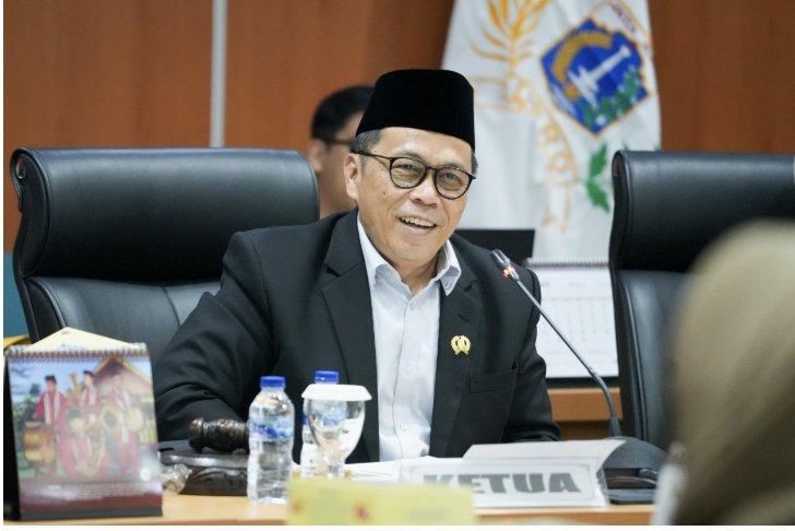 Panitia Khusus Rancangan Peraturan Daerah (Ranperda) Penyelenggaraan Pendidikan merampungkan pembahasan Bab IV Rancangan Peraturan Daerah (Ranperda) tentang Penyelenggaraan Pendidikan dalam rapat kerja bersama eksekutif di Gedung DPRD DKI Jakarta, Rabu (20/8). Pada bab tersebut, kata Ketua Pansus Ranperda M. Subki, fokus pada penguatan mutu pendidikan di Jakarta. Pembahasan dilakukan bersama Dinas Pendidikan DKI Jakarta dan Biro Hukum DKI Jakarta. Ia menjelaskan, Bab IV merupakan salah satu bagian krusial karena mengatur standar mutu pendidikan dan kualitas tenaga pendidik dan guru. “Kita pengen mutu pendidikan kita tentu semakin baik, salah satu unsur mutu itu adalah bagian dari guru dan tenaga pendidikan,” ujar dia di Gedung DPRD DKI Jakarta, Rabu (20/8). Dalam Ranperda Penyelenggaraan Pendidikan, ungkap Subki, di antaranya menyebut tentang pelatihan bagi para tenaga pendidik dan guru. Tujuannya, peningkatan kualitas. Pansus berharap, pelatihan itu membuat tenaga pendidik di Jakarta semakin profesional. Semakin adaptif terhadap perkembangan zaman. Sehingga mampu memberikan layanan pendidikan terbaik bagi peserta didik. “Kita sudah menetapkan adanya pelatihan-pelatihan untuk guru dan tenaga pendidikan yang diselenggarakan Pemerintah Provinsi DKI Jakarta,” kata Subki. Guna memastikan mutu pendidikan tetap terjaga, jelas Subki, Pasal 27 menyebut bahwa pengelola satuan pendidikan wajib menyampaikan laporan realisasi rencana peningkatan mutu satuan pendidikan yang diminta oleh Dinas Pendidikan DKI Jakarta setiap tahun. “Minimal setahun sekali memberikan laporan dan evaluasi, jadi evaluasi setiap tahun sehingga semua bisa terpantau dengan baik,” pungkas Subki. (yla/df)