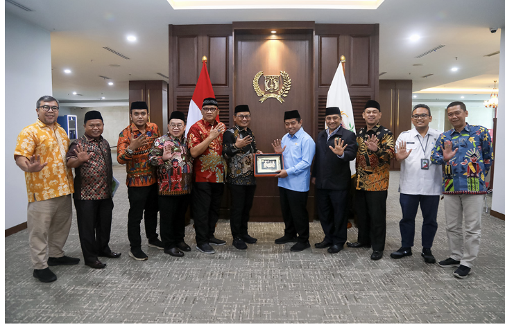 Ketua DPRD DKI Jakarta Khoirudin mendukung percepatan revisi Peraturan Daerah (Perda) Nomor 4 Tahun 2015 tentang Pelestarian Kebudayaan Betawi. Pekan depan, Khoirudin akan memanggil jajaran Pemprov DKI Jakarta. Antara lain, Biro Hukum Setda DKI Jakarta dan Dinas Kebudayaan DKI Jakarta. Nantinya, Kaukus Muda Betawi bisa menyerahkan draft secara resmi untuk bisa dimasukan dalam Propemperda 2026. “Insyaallah, secara birokrasi, administratif kita tempuh lamgkah-langkahnya untuk lahirnya Perda yang direvisi. Yakni, Perda Pemajuan Budaya Betawi,” ujar Khoirudin, Rabu (20/8). Ia menjelaskan, dukungan mempercepat revisi Perda Nomor 4 Tahun 2015 itu sesuai amanat Undang-Undang Nomor 2 Tahun 2024 tentang Provinsi Daerah Khusus Jakarta. Pada bagian ke-12 tentang Kewenangan Khusus di Bidang Kebudayaan, Pasal 31 ayat 1 huruf (a) kewenangan yang dimaksud adalah prioritas pemajuan Kebudayaan Betawi dan kebudayaan lain yang berkembang di Jakarta. “Konsen untuk menjaga pelestarian Budaya Betawi dalam rangka menindaklanjuti amanat UU Nomor 2 tahun 2024 untuk merevisi Perda Pelestarian Budaya Betawi Nomor 4 tahun 2015,” ucap Khoirudin. Ia juga mengusulkan agar dalam Perda yang akan direvisi harus mengatur tentang akses khusus. Tujuannya agar warga Betawi bisa memberi masukkan terhadap pembangunan Kota Jakarta. “Kita adalah subjek pembangunan, artinya kita ikut terlibat di lapangan. Kita ingin orang Betawi diberikan ruang untuk bisa sama-sama membangun kotanya sendiri,” kata Khoirudin. Di kesempatan yang sama, Penasihat Kaukus Muda Betawi KH Luthfi Hakim mengungkapkan, terdapat tiga poin utama yang akan diusulkan masuk dalam revisi Perda 4 Tahun 2015. Masing-masing terkait kemajuan kebudayaan, lembaga adat, dan dana abadi kebudayaan. “Kita mengusulkan hanya tiga pasal untuk revisi Perda Pemajuan Kebudayaan Betawi. Pertama adanya lembaga yang khusus melindungi Budaya Betawi yang mengatur keseluruhan Betawi dari semua aspek,” tutur Luthfi. Ia menjelaskan, lembaga adat yang dimaksud yakni gabungan dari seluruh elemen organisasi Betawi. Mulai dari perwakilan majelis taklim, pondok pesantren, akademisi, hingga pegiat budaya. “Selama ini, Jakarta belum pernah ada lembaga adat. Maka ormas kebudayaan boleh banyak, tapi lembaga adat cukup satu. Kami berharap lembaga adat ini segera terbentuk,” kata Luthfi. Terkait dana abadi kebudayaan, Luthfi menjelaskan, hal itu juga telah diatur Undang-Undang Nomor 2 Tahun 2024 dalam rangka pemajuan kebudayaan. “Ada undang-undang tentang pemajuan kebudayaan. Jadi itu bukan tanpa alasan. Itu berdasarkan keputusan dari pemerintah,” ucap Luthfi. Sementara itu, Pembina Kaukus Muda Betawi Beky Mardani menjelaskan, Perda Pelestarian Budaya Betawi perlu revisi karena dinilai sudah tak relevan. Mengingat kondisi Jakarta sudah jauh berbeda dari 10 tahun lalu. “Perda 4 itu sudah tidak sesuai dengan kondisi objektif hari ini. Ia dilahirkan sebelum UU Pemajuan Budaya dilahirkan 2017,” ungkap dia. “Lalu kondisi eksisting Jakarta hari ini sudah sangat jauh berbeda dari yang lalu. Harus bisa masuk dalam pertimbangan,” tambah Beky. Melalui revisi Perda, lanut Beky, bisa meneruskan dan mewariskan nilai-nilai kebudayaan pada generasi mendatang. “Nilai yang terbuka, religius, demokratis, toleran. Itu nilai-nilai yang harus kita tularkan kepada generasi berikut. Ini akan memperkaya revisi yang akan kita laksanakan,” pungkas Beky. (gie/df)
