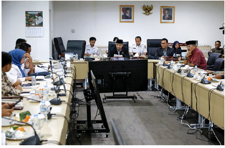 Badan Pembentukan Peraturan Daerah (Bapemperda) DPRD DKI Jakarta berkomitmen untuk meningkatkan produktivitas pembentukan peraturan daerah (Perda). Komitmen itu demi menciptakan kepastian hukum serta menjaga ketertiban dan kesejahteraan di tingkat daerah. Demikian ditegaskan Ketua Bapemperda DPRD DKI Jakarta Abdul Aziz usai pembahasan revisi Program Pembentukan Peraturan Daerah (Propemperda) Tahun 2025 dan penyusunan Propemperda Tahun 2026, Rabu (20/8). Aziz menanggapi sorotan terkait produktivitas pembentukan Perda yang dinilai masih rendah dikarenakan situasi dan kondisi berbeda dengan daerah lain. DKI Jakarta tidak ada DPRD tingkat kabupaten/kota. Seluruh pembahasan Perda hanya terpusat di DPRD tingkat provinsi. “Kita tidak bisa membandingkan DKI dengan daerah lain. Karena daerah lain itu ada DPRD tingkat dua,” ujar Aziz di Gedung DPRD DKI Jakarta. Menurut Aziz, produktivitas di daerah-daerah terlihat tinggi. DPRD tingkat kabupaten/kota menghasilkan banyak Perda. Sementara di DKI Jakarta, masih menunggu antrean pembahasan di DPRD provinsi. “Jadi, antreannya panjang, dan produktivitasnya dianggap rendah,” jelas Aziz. Karena itu, sambung Aziz, Bapemperda berkomitmen meningkatkan produktivitas dan meninggalkan warisan (legacy) yang bermanfaat bagi warga Jakarta. “Target-target ini akan terus kami dorong agar antrean 96 Raperda bisa segera diselesaikan,” kata Aziz Selain itu, tambah dia, Bapemperda akan mengubah strategi pembahasan agar lebih efektif dan efisien dalam menghasilkan Perda. Jika mengandalkan pola standar, membutuhkan waktu yang cukup lama. Bahkan bisa mencapai 10 tahun. (apn/df)