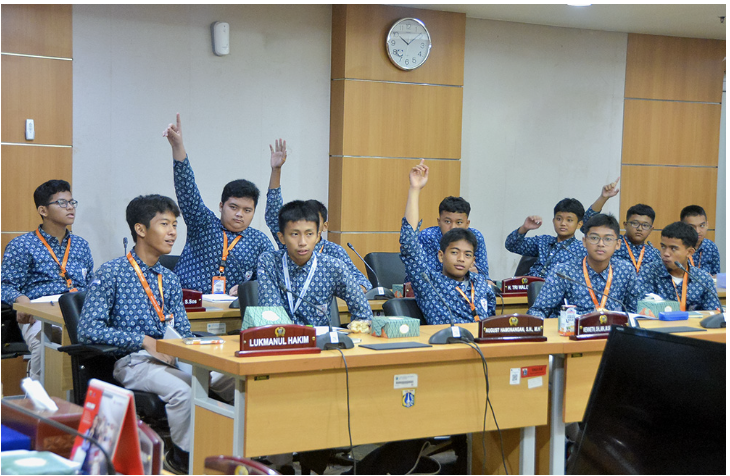 Panitia Khusus Rancangan Peraturan Daerah (Ranperda) tentang Penyelenggaraan Pendidikan DPRD DKI Jakarta mengusulkan pembinaan dan pengembangan Usaha Kesehatan Sekolah (UKS) maupun madrasah masuk ke dalam pembahasan Ranperda tentang Penyelenggaraan Pendidikan. Hal tersebut dikatakan Wakil Ketua Pansus Ranperda tentang Penyelenggaraan Pendidikan DPRD DKI Jakarta Elva Farhi Qolbina di Gedung DPRD DKI Jakarta, beberapa waktu lalu. Menurut dia, nantinya melalui Ranperda tentang Penyelenggaraan Pendidikan akan mengatur tentang penyelenggaraan UKS agar pelaksanaannya lebih terarah dan berkesinambungan. “Tentang pembinaan dan pengembangan usaha kesehatan sekolah atau madrasah diamanahkan Pemda harus membuat Perda tentang penyelenggaraan UKS,” kata Elva. Wakil Ketua Pansus Ranperda Penyelenggaraan Pendidikan DPRD DKI Jakarta Elva Farhi Qolbina. (dok.DDJP) Elva pun mengatakan, aturan mengenai UKS sebenarnya sudah memiliki payung hukum di tingkat peraturan gubernur. Yaitu Peraturan Gubernur (Pergub) 8 tahun 2018 yang telah diubah Peraturan Gubernur Provinsi DKI Jakarta Nomor 34 Tahun 2024 tentang Perubahan Atas Peraturan Gubernur Nomor 8 Tahun 2018 tentang Usaha Kesehatan Sekolah/Madrasah (UKS/M). “Pertimbangan Pergub untuk meningkatkan mutu pendidikan apakah memungkinkan untuk ditambahkan pasal baru yang mengamanahkan sekolah dan madrasah harus ada UKS untuk masuk ke Perda,” kata dia. Menurut dia, UKS memiliki peran penting bukan hanya sebatas pelayanan pertama saat siswa sakit. Tetapi juga sebagai sarana edukasi kesehatan sejak dini. Di antaranya, memberikan pemahaman tentang pola hidup sehat. Termasuk pentingnya menjaga kesehatan reproduksi remaja. Elva berharap, melalui Ranperda tentang Penyelenggaraan Pendidikan yang mengatur terkait UKS tersebut akan menjadi landasan hukum yang kuat dalam meningkatkan pelayanan kesehatan di sekolah. Mulai dari pencegahan penyakit, edukasi kesehatan, hingga mendukung lingkungan belajar yang sehat. “Mengapa UKS perlu masuk? Fungsi UKS bukan cuma untuk kalau ada murid sakit tapi bisa menjadi sarana sosialisasi bagaimana kesehatan reproduksi bagi anak-anak di tingkat sekolah,” harap Elva. (yla/df)