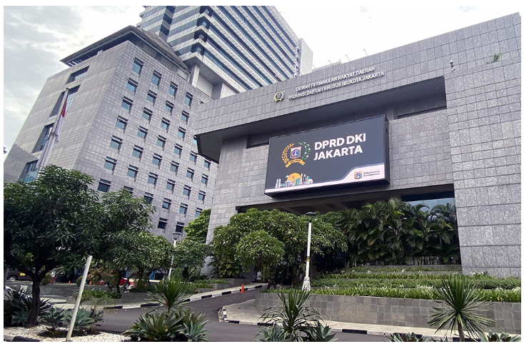 Anggota Komisi A DPRD DKI Jakarta Achmad Yani berharap para penyandang disabilitas diberikan kesempatan bekerja di Jakarta. Hal tersebut ia sampaikan langsung kepada Gubernur DKI Jakarta Pramono Anung Wibowo di Balaikota DKI Jakarta, Rabu (20/8) lalu. “Mereka juga warga Jakarta. Mereka meminta agar bisa diikut sertakan, bisa direkrut menjadi tenaga kerja di Jakarta,” ujar Achmad Yani. Usulan ini merupakan permintaan warga yang disampaikan kepada anggota dewan saat reses atau penyerapan aspirasi. Anggota Komisi A DPRD DKI Jakarta Achmad Yani. (dok.DDJP) “Kami juga mendapatkan aspirasi masyarakat disabilitas dan berkebutuhan khusus,” kata Achmad Yani. Namun sebelumnya, harus dibekali pelatihan terlebih dahulu agar memiliki kemampuan (skill) yang dibutuhkan pasar. “Apakah diberikan pelatihan sebelumnya, sehingga bisa memiliki kesempatan bekerja. Ini juga perintah Perda 4 Tahun 2022,” tutur Achmad Yani. Maka, ia mendorong adanya kuota khusus penyandang disabilitas untuk memberikan kesempatan bekerja di Jakarta khususnya di kantor pemerintahan. “Kasih kesempatan dalam perekrutan PJLP misalnya, difabel dan orang berkebutuhan khusus kasih kesempatan mereka. Selama ini mereka gak ada akses ke situ,” ucap Achmad Yani. Dengan begitu, harap dia, bisa menjadi langkah dan upaya mengurangi tingkat pengangguran di Jakarta. “Terpenting bagaimana kita bisa mensejahterakan masyarakat. Pemprov DKI bisa memberikan peluang dan kesempatan pekerjaan untuk warga masyarakat dan tentunya akan mengurangi tingkat pengangguran,” pungkas Achmad Yani. (gie/df)