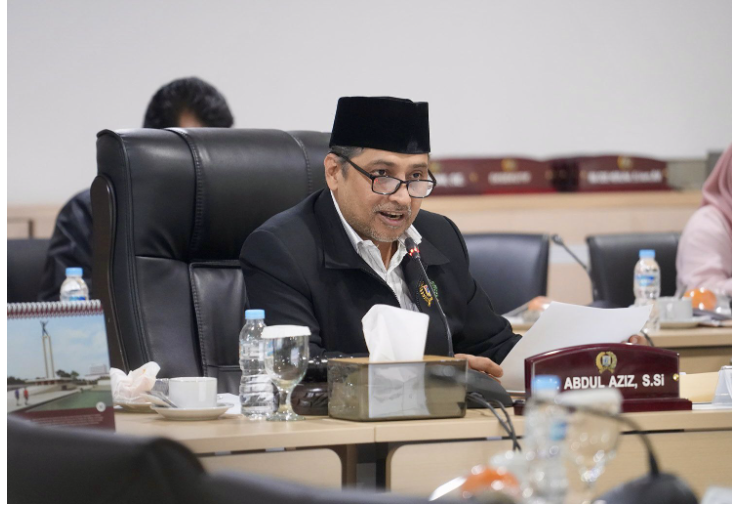 Badan Pembentukan Peraturan Daerah (Bapemperda) DPRD DKI Jakarta menargetkan lima Rancangan Peraturan Daerah (Ranperda) Prioritas 2025 dapat diselesaikan hingga akhir tahun. Ketua Bapemperda Abdul Aziz menyampaikan, dari 12 Ranperda Prioritas 2025, sebagian telah tuntas. Termasuk tiga Perda wajib. Dengan begitu, masih ada lima Ranperda yang harus diselesaikan dalam sisa waktu hingga Desember 2025. “Kita masih punya sekitar lima Ranperda lagi untuk dibahas,” ujar Abdul Aziz, Rabu (27/8). Aziz menjelaskan, dari sembilan Ranperda non wajib, empat di antaranya sudah masuk pembahasan di panitia khusus (Pansus). Ranperda yang sudah dipansuskan akan kembali ke Bapemperda dalam kondisi hampir final sehingga prosesnya bisa lebih cepat. “Kalau yang sudah dipansuskan biasanya kembali lagi dalam keadaan 80–90 persen, jadi pembahasannya bisa lebih cepat,” jelasnya. Sementara itu, pembahasan Ranperda untuk tahun 2026 belum menemui keputusan. Politisi PKS itu menyebut masih banyak usulan prioritas dari anggota dewan yang belum terakomodasi. Karena itu, rapat akan dilanjutkan pekan depan. “Rapat itu kami skors dan akan dilanjutkan Senin, 1 September, pukul 10.00. Kami minta semua dinas pengusul hadir agar bisa memberikan klarifikasi mengapa Ranperda itu menjadi prioritas,” papar dia. Ia berharap seluruh pembahasan Ranperda 2025 dapat segera rampung. “Semoga akhir September pansus-pansus sudah selesai dan mulai Oktober Ranperda bisa kembali dibahas di Bapemperda,” pungkas Aziz. (all/df)