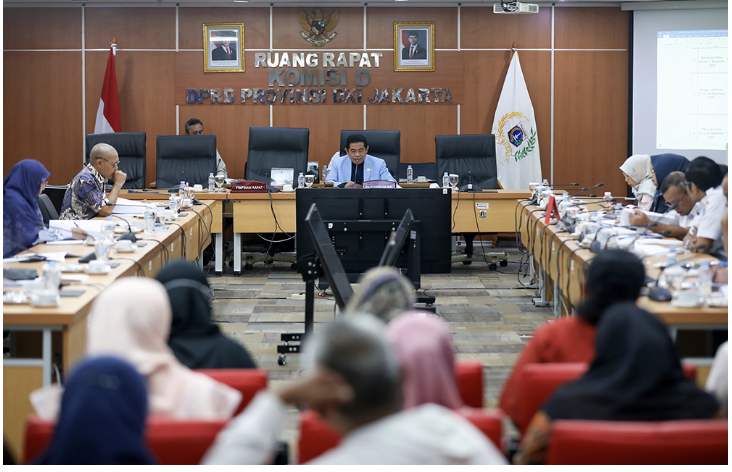 DPRD DKI Jakarta mendengarkan evaluasi Kementerian Dalam Negeri atas Rancangan Peraturan Daerah tentang Rencana Pembangunan Jangka Menengah Daerah (RPJMD) DKI Jakarta tahun 2025-2029 yang disampaikan Kepala Badan Perencanaan Pembangunan Daerah (Bappeda) Jakarta Atika Nur Rahmania dalam rapat pimpinan gabungan (Rapimgab), Rabu (27/8). Ketua DPRD DKI Jakarta Khoirudin mengatakan, seluruh evaluasi Kemendagri terhadap RPJMD DKI Jakarta tahun 2025-2029 telah ditindaklanjuti oleh Pemerintah Provinsi DKI Jakarta. Ia menambahkan, penyempurnaan RPJMD itu penting agar arah pembangunan lima tahun ke depan sesuai regulasi dan kebutuhan masyarakat. DPRD DKI Jakarta menargetkan dokumen RPJMD dapat selesai dan terdaftar pada Agustus 2025. Sehingga, RPJMD tahun 2025–2029 dapat segera ditetapkan menjadi pedoman pembangunan Jakarta lima tahun ke depan. “Alhamdulillah, persentasi dari Bappeda semua catatan dari Kemendagri sudah follow up dan ditindaklanjuti. Semua yang jadi keraguan kita semua sudah dijelaskan. Alhamdullilah, sesuai dengan target kita selesaikan di bulan Agustus semoga register di Agustus,” ujar Khoirudin di usai memimpin Rapimgab. Khoirudin menekankan, keselarasan antara Rencana Pembangunan Jangka Menengah Daerah (RPJMD) dengan Rencana Pembangunan Jangka Panjang Daerah (RPJPD) sangat penting. Menurut dia, RPJPD menjadi arah besar pembangunan yang wajib dijadikan acuan agar RPJMD tetap konsisten dalam merealisasikan visi jangka panjang daerah. Dengan demikian, setiap program prioritas dalam RPJMD diharapkan dapat berjalan terukur, efektif, dan tidak melenceng dari tujuan pembangunan utama Jakarta. “Fokus kita agar RPJMD kita tidak keluar dari RPJPD karena adalah panduan cantolan dari RPJMD,” kata dia. Khoirudin menjelaskan, arah pembangunan Jakarta harus konsisten dengan visi jangka panjang. Menjadikan Jakarta sebagai kota global dengan identitas budaya yang kuat menjadi salah satu fokus DPRD DKI Jakarta dalam RPJMD tahun 2025-2029. Sinkronisasi itu penting agar program-program prioritas pemerintah provinsi fokus pada pembangunan fisik dan ekonomi. Termasuk mengembangkan nilai budaya lokal sebagai jati diri Jakarta di mata dunia. “Kita memastikan RPJMD gubernur sesuai dengan RPJPD kita. Di antaranya, Jakarta sebagai kota global yang berbudaya,” kata dia. Pada kesempatan yang sama, Kepala Badan Perencanaan Pembangunan Daerah (Bappeda) DKI Jakarta Atika Nur Rahmania menjelaskan, terdapat sejumlah catatan evaluasi. Antara lain, catatan kesesuaian RPJMD DKI Jakarta Tahun 2025-2029 dengan RPJPD DKI Jakarta Tahun 2025-2045. Lalu, catatan terhadap keselarasan RPJMD Provinsi DKI Jakarta Tahun 2025-2029 dengan RPJMN Tahun 2025-2029. Masukan terhadap batang tubuh Ranperda dan masukan terhadap substansi per bab Ranperda RPJMD, serta masukan dari kementerian/lembaga dan Subdirektorat Urusan Direktorat Jenderal Bina Pembangunan Daerah. “Sebagai tindaklanjut dari catatan tersebut ada 137 poin, dan telah ditindaklanjuti dengan hasil 67 sudah selaras dengan muatan RPJMD, 62 telah disesuaikan dan delapannya nanti akan disesuaikan di dalam renstra perangkat daerah,” pungkas dia. (yla/df)