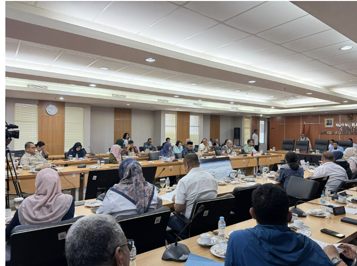 Badan Musyawarah DPRD DKI Jakarta menetapkan jadwal kegiatan pimpinan dan anggota DPRD DKI Jakarta selama periode September hingga Desember 2025. Salah satunya terkait penetapan jadwal pembahasan Rancangan Peraturan Daerah (Ranperda) tentang APBD DKI Jakarta Tahun Anggaran 2026. Ketua Bamus DPRD DKI Jakarta Khoirudin mendorong komisi-komisi DPRD DKI Jakarta mendetailkan pembahasan terhadap Ranperda tentang APBD Tahun Anggaran 2026 dalam rapat kerja bersama eksekutif. Menurut dia, transparansi dan ketelitian sangat dibutuhkan agar alokasi anggaran benar-benar menyentuh kebutuhan masyarakat Jakarta. Ia mengimbau, komisi-komisi DPRD DKI Jakarta menelaah secara menyeluruh. Mulai dari program utama hingga sub-kegiatan. Sehingga, anggaran bisa tepat sasaran serta berdampak nyata bagi pembangunan kota dan pelayanan publik. “Ini anggaran kita cukup besar 94,3 (triliun). Saya berharap semua anggota dapat membahas detail tiap kegiatan sampai subkegiatan di komisi,” ujar Khoirudin di Gedung DPRD DKI Jakarta, Rabu (27/8). Untuk memastikan pembahasan berjalan menyeluruh, Khoirudin mengatakan, DPRD DKI Jakarta memberikan waktu lebih panjang dari biasanya. Yaitu selama lima hari, sejak Rabu 10 September hingga Jumat 12 September 2025 dan dilanjutkan Senin 15 September hingga Selasa 16 September 2025. Dengan tambahan waktu ini, harap Khoirudin, setiap komisi dapat mendalami rencana kerja perangkat daerah. Anggaran yang disetujui benar-benar tepat sasaran, transparan, serta memberi manfaat maksimal bagi masyarakat Jakarta. “Makanya yang biasanya tiga hari, saya berikan waktu lima hari. Silakan dibedah seluruh mitra kerjanya, diundang di komisi masing-masing,” kata Khoirudin. Pada Kamis, 4 September 2025, DPRD DKI Jakarta akan menggelar rapat paripurna dalam rangka penyampaian pidato gubernur mengenai Ranperda tentang APBD Provinsi DKI Jakarta Tahun Anggaran 2026. Senin, 8 September 2025, DPRD DKI Jakarta akan menggelar rapat paripurna dalam rangka penyampaian pandangan umum fraksi-fraksi terhadap Ranperda tentang APBD Provinsi DKI Jakarta Tahun Anggaran 2026. Kemudian dilanjutkan penyampaian jawaban gubernur atas pandangan umum fraksi-fraksi terhadap Ranperda tentang APBD Provinsi DKI Jakarta Tahun Anggaran 2026. Selasa, 9 dan 17 September 2025, Badan Anggaran DPRD DKI Jakarta akan menyamakan persepsi dan pendalaman terhadap Ranperda APBD DKI Jakarta Tahun Anggaran 2026. Lalu pada 18 September 2025, Badan Anggaran DPRD DKI Jakarta akan menggelar rapat bersama TAPD DKI Jakarta dalam rangka penyampaian laporan hasil pembahasan komisi-komisi terhadap Ranperda tentang APBD DKI Jakarta Tahun Anggaran 2026. Disusul penjelasan eksekutif terhadap Ranperda tentang APBD DKI Jakarta Tahun Anggaran 2026, konsultasi dengan komisi terkait memperoleh masukan dalam rangka pembahasan Ranperda APBD DKI Jakarta Tahun Anggaran 2026 dan membahas serta merumuskan terhadap Ranperda tentang APBD DKI Jakarta Tahun Anggaran 2026. Pada hari yang sama juga, digelar rapat pimpinan gabungan DPRD DKI Jakarta dalam rangka penelitian akhir dan persetujuan Ranperda tentang APBD DKI Jakarta Tahun Anggaran 2026. Rabu, 24 September 2025, akan digelar rapat paripurna dalam rangka penyampaian laporan Banggar DPRD DKI Jakarta, permintaan persetujuan dari anggota secara lisan oleh pimpinan rapat paripurna. Dilanjutkan penandatanganan persetujuan bersama pimpinan dewan dengan gubernur DKI Jakarta, penyerahan Ranperda secara simbolis, dan pendapat akhir gubernur DKI Jakarta terhadap Ranperda tentang APBD DKI Jakarta Tahun Anggaran 2026. (yla/df)
