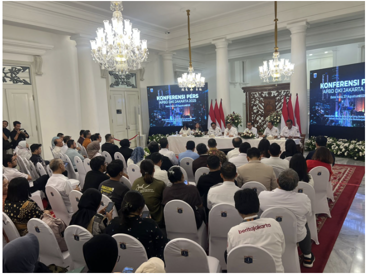 Pimpinan DPRD DKI Jakarta menghadiri konferensi pers terkait pelaksanaan Anggaran Pendapatan dan Belanja Daerah (APBD) periode Juli 2025 yang digelar pemerintah provinsi di Balairung, Balaikota, Rabu (27/8). Ketua DPRD DKI Jakarta Khoirudin hadir bersama Wakil Ketua DPRD Rany Mauliani dan Ima Mahdiah. Turut hadir Ketua Komisi B Nova Harivan Paloh serta Wakil Ketua Komisi B Wahyu Dewanto. Kehadiran pimpinan dan anggota DPRD itu menjadi bentuk dukungan legislatif terhadap transparansi dan akuntabilitas pengelolaan APBD. Forum tersebut juga menjadi ruang komunikasi antara DPRD dan Pemprov DKI Jakarta dalam menjaga kesinambungan pembangunan daerah. Dalam forum itu, Gubernur DKI Jakarta Pramono Anung menyampaikan laporan perkembangan APBD hingga 31 Juli 2025. Realisasi pendapatan daerah tercatat Rp43,65 triliun atau 56 persen dari target Rp91,34 triliun. Sementara realisasi belanja mencapai Rp30,95 triliun atau 37 persen. Pemprov masih mencatat surplus Rp14,67 triliun dan SiLPA Rp18,56 triliun. Pramono menegaskan, pencapaian tersebut merupakan hasil kerja sama antara DPRD dan pemerintah daerah. “APBD itu tidak mungkin tersusun tanpa kesepakatan bersama DPRD dan Pemprov DKI Jakarta,” ujar Pramono. Ia juga menyoroti tantangan utama Jakarta yang masih berkutat pada ketimpangan sosial-ekonomi. “Problem utama Jakarta adalah disparitas kaya dan miskin,” tandas Pramono. Ia menambahkan, Pemprov bersama DPRD DKI terus menjaga bantalan sosial melalui berbagai program bantuan. “Kami bersama DPRD menghadirkan Kartu Anak Jakarta, Kartu Lansia Jakarta, Kartu Disabilitas Jakarta, dan Kartu Jakarta Pintar,” ungkap Pramono. Selain itu, pertumbuhan ekonomi Jakarta pada Semester I 2025 tercatat 5,18 persen. Lebih tinggi dari nasional yang berada di angka 5,12 persen. Kontribusi Produk Domestik Regional Bruto (PDRB) Jakarta terhadap perekonomian nasional mencapai 16,61 persen dengan inflasi terkendali di angka 2,25 persen. (all/df)