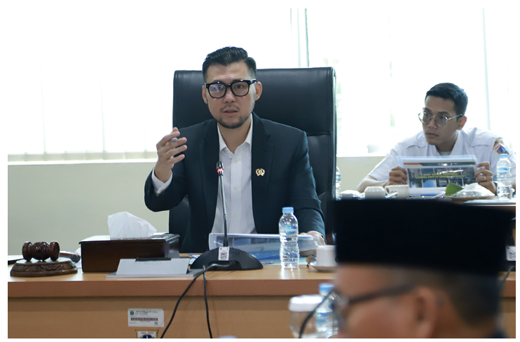 Ketua Panitia Khusus (Pansus) Perparkiran DPRD DKI Jakarta Jupiter menegaskan, operator parkir yang tak memiliki izin harus segera ditindak tegas. Menurut data Dinas Penanaman Modal dan Pelayanan Terpadu Satu Pintu (DPMPTSP), masih banyak operator parkir yang belum memiliki izin. Namun, tetap beroperasi. Seperti PT. Sky Parking Utama. Dari 25 lokasi parkir, hanya 18 yang mengantongi izin. Sedangkan enam lokasi di antaranya masih proses memperoleh perizinan. Sementara satu lokasi lainnya tak berizin. “Kami sudah mengusulkan dengan tegas untuk segera UP (Unit Pengelola-Red) Parkir kirim SP (Surat Peringatan-Red) 1. Kemudian dilayangkan SP 2 dan terakhir SP 3,” ujar Jupiter di Gedung DPRD DKI Jakarta, Rabu (27/8). Apabila operator parkir tetap tak berupaya mengurus perizinan, Jupiter meminta Dinas PMPTSP DKI Jakarta menutup lokasi parkir dimaksud. “Maka kami mengusulkan segera dilakukan penyegelan. Dilakukan secara tegas dan terukur,” ucap Jupiter. Dengan begitu, operator parkir tidak melakukan pungutan liar hingga penggelapan pajak. Masyarakat sudah membayarkan tarif sewa parkir dan pajak ke pengelola, namun tidak diteruskan ke Badan Pendapatan Daerah (Bapenda). “Tidak dibenarkan operator mengambil uang masyarakat namun tidak memiliki izin,” tandas Jupiter. Pada kesempatan yang sama, Kasubag Keuangan UP Perparkiran Dishub DKI Jakarta Dhani Grahutama menjelaskan, operator parkir yang tidak memiliki izin memang tidak diperkenankan beroperasi. “Secara aturan tidak diperbolehkan untuk mengambil biaya. Sesuai Perda 5 tahun 2012 tentang Perparkiran,” ungkap Dhani. Ia juga sepakat untuk melayangkan SP 1 sampai 3 kepada operator yang tidak mengurus perizinan. “bentuknya penutupan dan penyegelan sementara di lokasi tersebut,” pungkas Dhani. (gie/df)