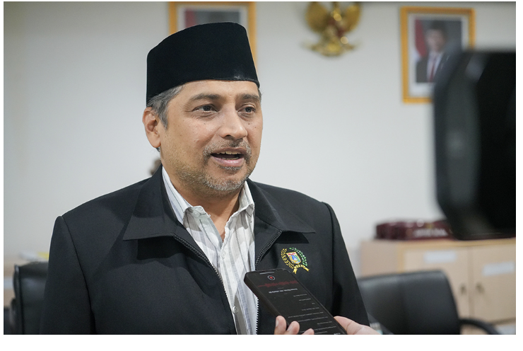Ketua Bapemperda DPRD DKI Jakarta Abdul Aziz menegaskan, akan mencicil pembahasan 15 Ranperda terkait kewenangan khusus Jakarta. Hal itu sebagaimana amanat Undang-Undang Nomor 2 tahun 2024 tentang Daerah Khusus Jakarta (DKJ). Menurut Aziz, keputusan pemerintah pusat yang menunda pemindahan Ibukota Negara dari 2025 menjadi 2028 memberi waktu tambahan bagi DPRD untuk menyiapkan aturan turunan. Dengan jeda waktu lebih panjang, pembahasan 15 Perda bisa dilakukan bertahap. Tanpa harus menumpuk dalam satu periode sidang. Aziz menyebut, pola itu lebih realistis. Mengingat saat ini terdapat 96 perda yang mengantre dalam daftar prioritas. “Kalau sampai 2028, berarti kita punya waktu dua tahun. Misalnya tujuh Perda dulu, sisanya tahun depan,” ujar Aziz usai rapat finalisasi penyusunan dan pembahasan Propemperda di Ruang Bapemperda, Rabu (27/8). Ia menekankan, perlu arahan tertulis dari pemerintah pusat agar pembahasan memiliki kepastian hukum. Tanpa dasar yang jelas, ada risiko Perda yang sudah dibahas justru tidak bisa diundangkan. “Jangan hanya lisan, tapi tertulis supaya jelas arahnya,” tegas Aziz. Sebelumnya, Wakil Ketua DPRD DKI Jakarta Basri Baco menyoroti realisasi penyusunan Perda menindaklanjuti 15 kewenangan khusus Jakarta. Ia menilai, langkah percepatan perlu dilakukan. Di antaranya dengan menggandeng akademisi dalam penyusunan naskah akademik. Dengan dukungan para ahli, proses pembahasan hingga pengesahan Perda diharapkan lebih cepat dan efektif. “Kami optimistis dapat menyelesaikannya karena ini tanggung jawab bersama, khususnya teman-teman di Bapemperda,” kata Baco, beberapa waktu lalu. (all/df)