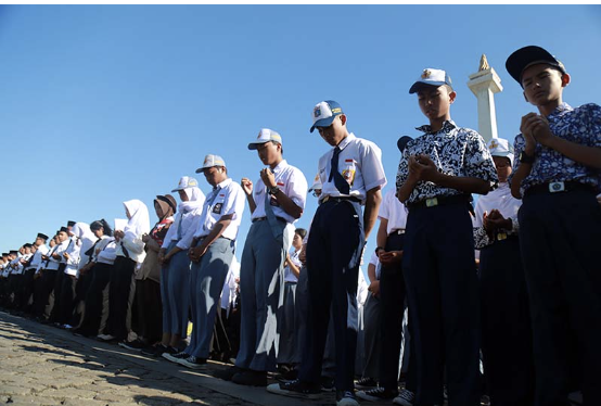 DPRD DKI Jakarta berkomitmen menghadirkan aturan di bidang pendidikan yang tidak hanya berfokus pada aspek akademik. Namun fokus juga pada menanamkan nilai karakter dan budaya. Harapannya, generasi muda Jakarta tumbuh menjadi pribadi yang cerdas, berintegritas, serta memiliki kepedulian terhadap lingkungan sosial dan budaya. Pendidikan berbasis karakter dan budaya dipandang penting sebagai fondasi membangun masyarakat yang berakhlak mulia, menghargai keberagaman, serta mampu menjaga identitas lokal di tengah arus globalisasi. Karena itu, DPRD DKI Jakarta mendorong agar setiap aturan yang disusun dapat mengintegrasikan pendidikan formal dengan penguatan nilai-nilai moral, etika, dan tradisi. Dengan begitu, dunia pendidikan di Jakarta menghasilkan lulusan yang unggul secara akademis. Termasuk mewujudkan generasi berkarakter kuat dan mampu membawa Jakarta menuju masa depan yang lebih berbudaya dan berdaya saing. Ketua Pansus Penyelenggaraan Pendidikan DPRD DKI Jakarta M. Subki menegaskan, Rancangan Perda tentang Penyelenggaraan Pendidikan mengarah pada generasi muda yang berkualitas. Ekosistem pendidikan yang tidak hanya fokus pada akademik, tetapi juga pembangunan karakter, akhlak, serta nilai kebangsaan bagi peserta didik. Ketua Pansus Penyelenggaraan Pendidikan DPRD DKI Jakarta M. Subki. (dok.DDJP) “Ini bicara tentang mutu Pendidikan. Kita ingin pendidikan melahirkan anak-anak kita yang berkarakter,” ujar Subki di Gedung DPRD DKI Jakarta, beberapa waktu lalu. Menurut Subki, sangat penting menjaga nilai budaya dan karakter bangsa dalam dunia pendidikan. Sehingga mendorong materi tentang kebudayaan dapat diintegrasikan dalam kegiatan sekolah. Khususnya melalui jalur kegiatan tambahan (ekstrakulikuler) di tingkat SD, SMP, SMA. (yla/df)