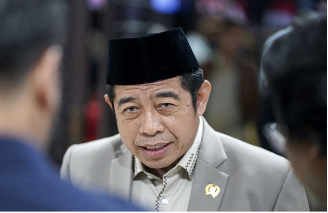 DPRD DKI Jakarta mendorong pemerintah provinsi mengoptimalkan pemanfaatan aset daerah. Hal itu sebagai salah satu langkah strategis meningkatkan pendapatan asli daerah (PAD). Aset yang dimiliki Jakarta bukan hanya bernilai besar. Namun memiliki potensi untuk dikelola secara produktif. Sehingga dapat memberikan kontribusi nyata bagi keuangan daerah. Melalui tata kelola yang transparan dan profesional, aset yang sebelumnya kurang termanfaatkan dapat dialihkan menjadi sumber pendapatan yang berkesinambungan. DPRD DKI Jakarta menekankan, pemetaan aset secara menyeluruh sangat penting. Pemanfaatan berbasis kebutuhan masyarakat, serta kerja sama yang saling menguntungkan dengan pihak swasta tanpa mengurangi kepentingan publik. Optimalisasi aset daerah juga untuk memperkuat fondasi pembangunan kota. Menghadirkan layanan publik yang lebih baik, serta membuka ruang investasi dan lapangan kerja. Dengan pengelolaan yang tepat, DPRD DKI Jakarta meyakini potensi aset yang dimiliki dapat menjadi motor penggerak kesejahteraan masyarakat. Sekaligus memperkuat kemandirian fiskal daerah. “Potensi pendapatan lebih dimaksimalkan,” ujar Ketua DPRD DKI Jakarta Khoirudin, beberapa waktu lalu. Menurut Khorudin sumber-sumber pendapatan masih bisa digali dari pemanfaatan aset. Terutama asset yang bisa dikerjasamakan. Ketua DPRD DKI Jakarta Khoirudin. (dok.DDJP) “Jika aset dikerjasamakan, kita tidak perlu keluar biaya perawatan, dan aset juga tercatat serta terjaga,” kata dia. Kolaborasi antara Pemprov dan para pemangku kepentingan sangat penting. Aset daerah produktif. Berdampak langsung pada peningkatan PAD. “Harapan saya, potensi pendapatan dari aset bisa lebih dimaksimalkan. Apalagi APBD kita juga meningkat,” tutur dia. Khorudin menambahkan, visi Jakarta sebagai kota global harus diterjemahkan ke dalam program-program nyata dalam Rencana Kerja Perangkat Daerah (RKPD). (red)