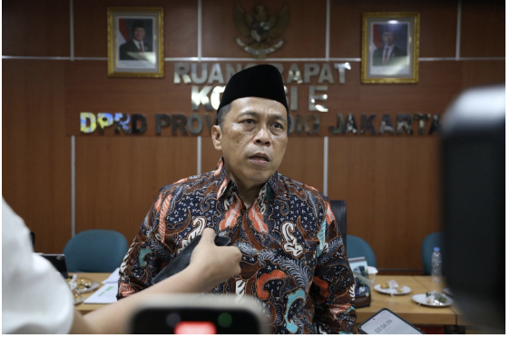 Panitia Khusus (Pansus) Rancangan Peraturan Daerah (Raperda) Penyelenggaraan Pendidikan DPRD DKI Jakarta menuntaskan sejumlah substansi penting dalam rapat finalisasi di Ruang Rapat Komisi E, Senin (15/9). Ketua Pansus Penyelenggaraan Pendidikan Subki menyampaikan, rapat kali itu menghasilkan tiga poin krusial yang berkaitan langsung dengan peserta didik, satuan pendidikan, serta tenaga kependidikan. “Alhamdulillah, hari ini kita mendapatkan tiga poin krusial yang penting,” ujar Subki. Poin pertama, penetapan subsidi bantuan berkelanjutan bagi peserta didik. Bantuan itu termasuk Kartu Jakarta Pintar (KJP) dan skema sosial lainnya. Dengan demikian, anak-anak sekolah mendapat perhatian penuh dari pemerintah. Poin kedua, pemberian bantuan kepada satuan pendidikan formal di luar Dinas Pendidikan. Seperti, sekolah keagamaan dan madrasah. Subki menegaskan, pemerintah daerah tetap bisa memberi dukungan sesuai kemampuan fiskal. Meskipun dalam bentuk hibah. “Sekolah-sekolah di luar jalur Dinas Pendidikan tetap mendapat perhatian dari pemerintah,” terang Subki. Poin ketiga, jaminan kesejahteraan guru dan tenaga kependidikan. Termasuk guru honorer di sekolah swasta maupun madrasah, selama ini belum tersentuh perhatian layak. Ia menambahkan, progres pembahasan berjalan baik berkat kerja sama erat antara DPRD dan Dinas Pendidikan. Menurut dia, tantangan terbesar adalah memastikan setiap aturan ditempatkan pada porsi yang benar sesuai mekanisme hukum. “Pada prinsipnya, DPRD bersama Dinas Pendidikan punya semangat yang sama, ingin memberikan yang terbaik,” pungkas Subki. (all/df)