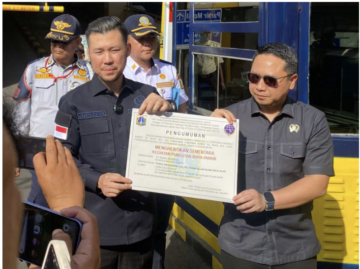 Panitia Khusus (Pansus) Perparkiran DPRD DKI Jakarta inspeksi mendadak (Sidak) dan menyaksikan penyegelan empat lokasi parkir ilegal, Rabu (1/10). Lokasi parkir tersebut beroperasi di lahan milik Pemprov DKI Jakarta. Masing-masing di Apartemen Sentra Timur, Kampus BSI Rawamangun di Jakarta Timur, Cikini Gold Center di Jakarta Pusat, dan Gedung LIA Pengadegan di Jakarta Selatan. “Salah satunya adalah lahan Perumda Pasar Jaya yang dikelola oleh operator parkir tanpa izin. Ironisnya, lahan ini adalah milik Pemprov,” ujar Ketua Pansus Perparkiran DPRD DKI Jakarta Jupiter. Langkah penyegelan, sambung dia, merupakan bentuk komitmen dalam menegakkan aturan perparkiran di Jakarta. Artinya, seluruh operator parkir wajib memiliki izin resmi sesuai peraturan yang berlaku. “Sekali lagi saya sampaikan, izin itu harus diurus,” kata Jupiter. Jupiter juga memastikan penegakan aturan secara adil, transparan, dan tidak pandang bulu. Tidak ada perbedaan perlakuan antara juru parkir kecil di lapangan dengan operator besar yang mengelola lahan strategis. “Kami tidak tebang pilih. Jangan sampai juru parkir yang ada di pinggir jalan, mereka nyari duit hanya untuk sesuap nasi, melanjutkan hidupnya ditangkap-tangkapin,” ungkap Jupiter. Ia berharap, pengawasan dan penindakan secara tegas terhadap praktik parkir ilegal, baik di lahan milik swasta maupun aset pemerintah. Dengan demikian, tata kelola perparkiran yang lebih tertib, transparan, dan memberikan manfaat bagi masyarakat. “Jangan sampai hukum tajam ke bawah, tetapi tumpul ke atas,” pungkas Jupiter. (gie/df)