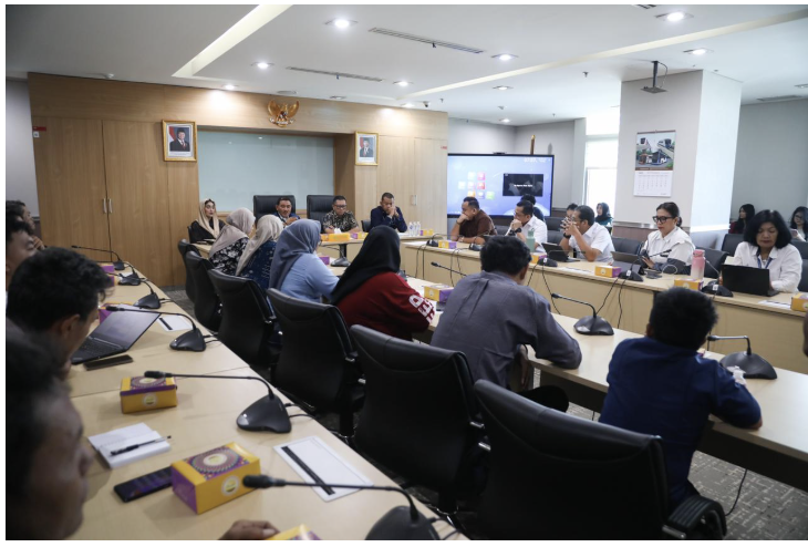 Fraksi Partai Nasdem DPRD DKI Jakarta menerima audiensi Jaringan Rakyat Miskin Kota (JRMK) dan Urban Poor Consortium (UPC), di Gedung DPRD DKI Jakarta, Rabu (1/10). Penasehat Fraksi Partai Nasdem DPRD DKI Jakarta Wibi Andrino menerima delegasi kedua organisasi tersebut. Turut hadir, Penasehat Fraksi Nasdem Mohamad Ongen Sangaji, Sekretaris Fraksi Immamudin dan Anggota Fraksi Gias Kumari Putra, Riano P. Ahmad, Fatimah Tania Nadira Alatas. Wibi yang juga menjabat wakil ketua DPRD DKI Jakarta menyampaikan, membuka ruang seluas-luasnya agar keresahan masyarakat bisa disampaikan langsung kepada wakil rakyat. Termasuk di antaranya keluhan dan aspirasi yang disampaikan JRMK dan UPC yang menolak rencana perubahan bentuk badan hukum PAM Jaya dari perusahaan umum daerah (Perumda) menjadi perseroan daerah (Perseroda). Wibi mengatakan, akan menindaklanjuti masukan dari kedua organisasi itu. Lalu, membawa dalam pembahasan di DPRD DKI Jakarta. Sehingga kebijakan yang dihasilkan benar-benar berpihak pada kepentingan publik. “Membuka pintu lebar-lebar agar segala bentuk keresahan masyarakat bisa tersampaikan,” ujar dia. Warga khawatir perubahan bentuk badan hukum PAM Jaya dapat mengurangi akses masyarakat miskin kota terhadap layanan publik yang dikelola Pemprov DKI Jakarta. “Warga takut hak atas air yang dijamin lewat Undang-Undang Dasar 1945 Pasal 33 akan beralih menjadi komoditas bisnis,” ungkap Wibi. Pada kesempatan yang sama, Direktur Strategi dan Bisnis PAM Jaya Anugrah Esa memastikan, perubahan bentuk badan hukum PAM Jaya dari Perumda menjadi Perseroda tidak mempengaruhi kewenangan penetapan tarif oleh pemerintah. Sebab, Peraturan Menteri Dalam Negeri Republik Indonesia Nomor 21 Tahun 2020 mengatur tentang penetapan tarif. “Ini pagar yang menjaga seluruh perusahaan daerah air minum itu tidak bisa semena-mena menetapkan tarif,” tegas dia. Sementara itu, warga bernama Fani mengaku khawatir perubahan status bentuk hukum PAM Jaya berpotensi menimbulkan masalah dalam pelayanan dasar air bersih. Terutama bagi kawasan yang belum tersentuh pipanisasi. Seperti Kampuk Tembok Bolong Muara Angke. Ia juga khawatir, perubahan status PAM Jaya menjadi Perseroda akan berimbas pada akses masyarakat kecil terhadap air bersih. “Kalau PAM Jaya berubah ke Perseroda bagaimana nasib kami yang kelas bawah,” tukas Fani. (yla/df)