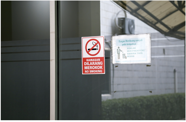 Anggota Panitia Khusus Kawasan Tanpa Rokok (Pansus KTR) DPRD DKI Jakarta Jhonny Simanjuntak mengapresiasi kinerja Pansus yang telah merampungkan pembahasan rancangan peraturan daerah (Ranperda) sebanyak 26 pasal. Sebelum pengesahan menjadi peraturan daerah (Perda), kata Jhonny, harus ada penekanan mengutamakan aspek berkeadilan. Pasalnya masih banyak pedagang yang bergantung hidup dari penghasilan rokok. Misalnya, usaha mikro kecil menengah (UMKM) yang menjual rokok. Sehingga harus selaras dengan nilai-nilai masyarakat, ekonomi, dan budaya. “Kalau nanti ada sesuatu yang merugikan bisa jadi masalah juga,” ujar Jhonny, Kamis (2/10). Anggota Pansus KTR DPRD DKI Jakarta Jhonny Simanjuntak. (dok.DDJP) “Jadi jangan tertutup dengan masukan-masukan baru untuk mengedepankan aspek keadilan,” tambah dia. Jhonny menyadari semangat Perda KTR. Yaitu mengatur regulasi terkait aturan mengenai larangan merokok di kawasan tertentu. Tentunya dengan pembatasan yang sudah disepakati di KTR. “Jadi bukan melarang orang merokok, tapi dibatasi tempatnya. Ada kawasan tanpa rokok, jangan di situ merokok,” kata Jhonny. Sebelum finalisasi laporan Ranperda KTR, lanjut dia, perlu koreksi kembali bersama eksekutif. Mengacu pada Peraturan Pemerintah (PP) Nomor 28 Tahun 2024 adalah tentang Peraturan Pelaksanaan Undang-Undang Nomor 17 Tahun 2023 tentang Kesehatan. “Jangan sampai mematikan usaha UMKM dan pedagang kaki lima. Karena biar bagaimanapun nggak bisa tiba-tiba harus bertahap,” pungkas dia. (apn/df) Ketentuan itu tercantum dalam BAB II KAWASAN TANPA ROKOK Pasal 4: (1) Kawasan Tanpa Rokok yang meliputi; a. Fasilitas Pelayanan Kesehatan b. Tempat Proses Belajar Mengajar c. Tempat Anak Bermain d. Tempat Ibadah e. Angkutan Umum f. Prasarana Olahraga g. Tempat Kerja h. Tempat Umum i. Tempat Hiburan Malam j. ruang publik terpadu dan k. tempat tertentu yang menyelenggarakan izin keramaian. (2) Ketentuan lebih lanjut mengenai Kawasan Tanpa Rokok di ruang publik terpadu dan tempat tertentu yang menyelenggarakan izin keramaian sebagaimana dimaksud pada ayat (1) huruf i dan huruf j diatur dengan Peraturan Gubernur.