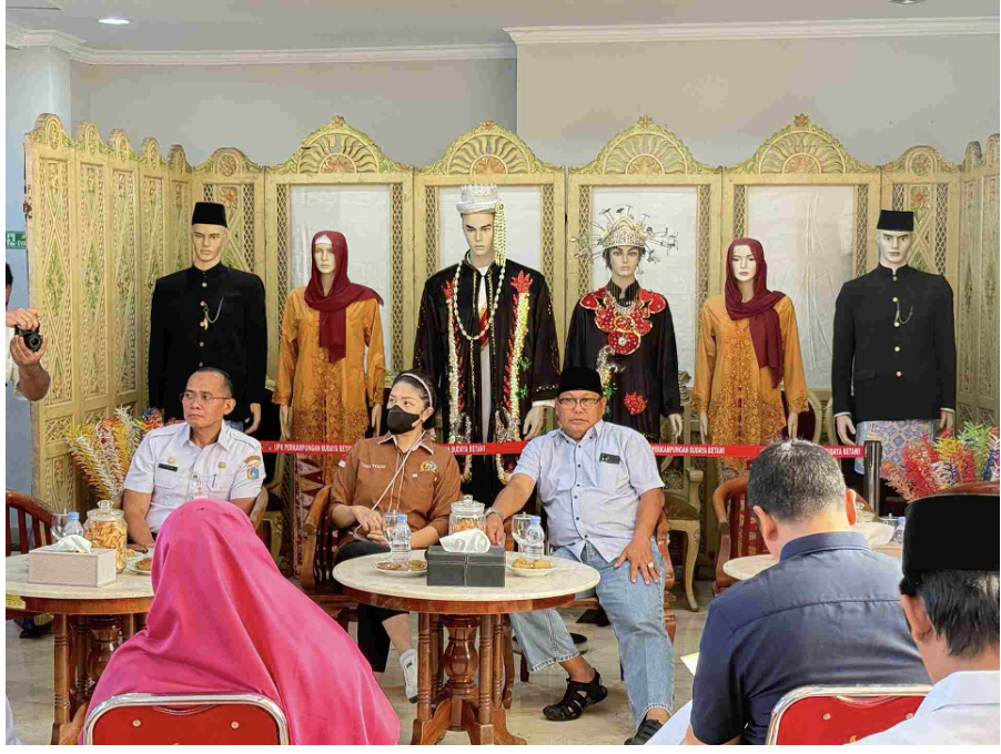 Komisi E DPRD DKI Jakarta meninjau Perkampungan Budaya Betawi Setu Babakan, Jakarta Selatan, Rabu (8/10). Ketua Komisi E DPRD DKI Jakarta Muhammad Thamrin mengunjungi lokasi bersama Wakil Ketua Agustina Hermanto. Turut hadir Anggota Komisi E DPRD DKI Jakarta Solikhah, Abdul Aziz, Imamuddin, Raden Gusti Arief Yulifard, Uwais El Qoroni, Astrid Kuya, Desie Christhyana Sari, Dina Masyusin, Fatimah Tania Nadira Alatas, Elva Farhi Qolbina dan Chicha Koeswoyo. Pimpinan dan anggota Komisi E DPRD DKI Jakarta mendengarkan paparan dari Dinas Kebudayaan DKI Jakarta terkait profil Perkampungan Budaya Betawi. Eksekutif yang hadir dalam kesempatan itu yakni Kepala Dinas Kebudayaan DKI Jakarta Mochamad Miftahulloh Tamary beserta jajaran. Kegiatan itu mengacu pada Surat Undangan Rapat Nomor 1026/HM.03.01 yang ditandatangani Ketua DPRD DKI Jakarta Khoirudin. (yla/df)