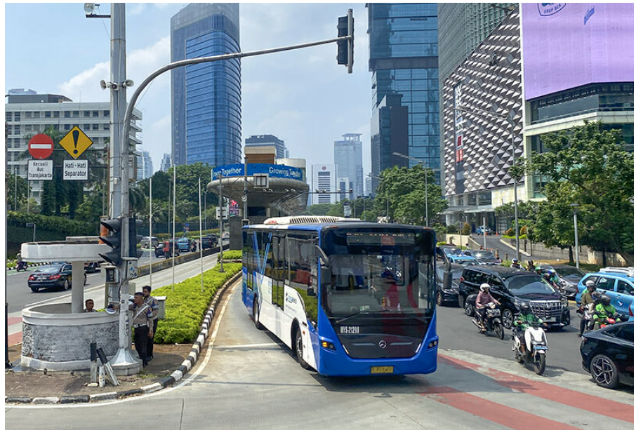 Komisi B DPRD DKI Jakarta mengusulkan kepada Pemprov DKI Jakarta merevisi Peraturan Gubernur (Pergub) Nomor 133 Tahun 2018 tentang perubahan ketiga Pergub Nomor 160 Tahun 2016 terkait Pelayanan Transjakarta Gratis dan Bus Gratis bagi Masyarakat. Anggota Komisi B DPRD DKI Jakarta Francine Widjojo mengusulkan hal itu dalam rapat kerja bersama eksekutif di Gedung DPRD DKI Jakarta, Selasa (8/10). Ia mengatakan, revisi tersebut sangat perlu. Layanan Transjakarta gratis dapat bermanfaat bagi para pengurus rumah ibadah. Tidak terbatas hanya bagi marbot masjid. Layanan yang sama juga bagi Seperti gereja, pura, dan vihara. Menurut Francine, para pengurus rumah ibadah memiliki peran penting dalam menjaga kebersihan, kenyamanan, dan keberlangsungan kegiatan keagamaan di wilayah masing-masing. Anggota Komisi B DPRD DKI Jakarta Francine Widjojo. (dok.DDJP) Karena itu, seluruh pengurus tempat ibadah layak mendapatkan fasilitas transportasi gratis dari Pemprov DKI. Hal itu sebagai bentuk apresiasi atas pengabdian sosial. “Kebijakan tarif Pergub Nomor 133/2018, kami ingin mengingatkan kembali apakah sudah ada revisinya? Terutama gratis 15 golongan terhadap pengurus rumah ibadah. Tidak hanya marbot,” kata dia. Sistem pendaftaran melalui situs resmi Transjakarta. Masyarakat bisa mendaftar sebagai penerima manfaat program dengan kategori pengurus rumah ibadah. Hanya saja, pengurus tempat ibadah harus mengunggah surat keputusan (SK) dari Dewan Masjid Indonesia (DMI). Ketentuan tersebut perlu diperbarui agar tidak menimbulkan diskriminasi terhadap pengurus rumah ibadah nonmuslim. Sebab tidak berada di bawah naungan DMI. Melalui revisi itu, harap Francine, dapat memberi ruang setara bagi seluruh pemuka agama dan pengurus tempat ibadah di Jakarta. Pemberian layanan transportasi gratis kepada seluruh pengurus rumah ibadah akan sejalan dengan semangat keadilan dan keberagaman. Menjadi karakter masyarakat Jakarta. “Kami melihat di website Transjakarta, ketika masyarakat mau mengajukan sebagai pengurus rumah ibadah, di sana masih tertulis harus meng-upload SK DMI. Nah, ini tolong disesuaikan juga,” tukas Francine. (yla/df)