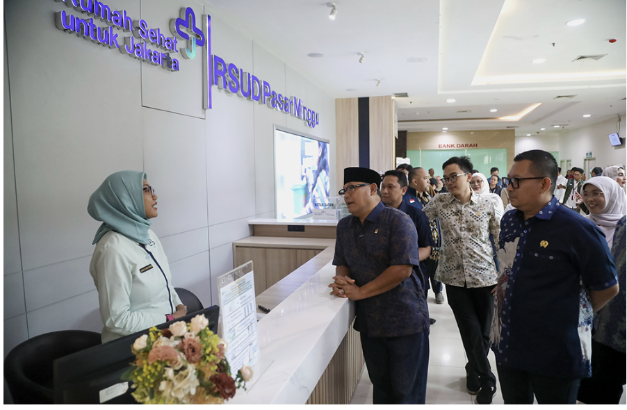 Komisi E DPRD DKI Jakarta mengunjungi Rumah Sakit Umum Daerah (RSUD) Pasar Minggu yang berlokasi di Jalan TB Simatupang, Ragunan, Pasar Minggu, Jakarta Selatan, Selasa (7/10). Kunjungan itu untuk melihat langsung kualitas pelayanan dan fasilitas kesehatan RSUD Pasar Minggu. Ketua Komisi E DPRD DKI Jakarta Muhammad Thamrin berkeliling untuk melihat kegiatan pelayanan di rumah sakit tersebut. Thamrin mengapresiasi mutu layanan rumah sakit itu. Pelayanan sudah berjalan sangat baik. Ia mewawancarai para pasien. Alhasil, pasien-pasien memberikan penilaian baik atas pelayanan RSUD Pasar Minggu. Nilai rata-rata di angka 8,9 hingga 9. “Pertahankan pelayanan yang sudah baik ini. Artinya pelayanan sudah bagus,” ujar Thamrin, Selasa (7/10). Pasien merasa puas mulai dari proses pendaftaran, penyambutan oleh petugas, menunggu pelayanan medis, hingga pengambilan obat. “Dari mereka datang disapa dengan baik, dilayani dengan baik, sampai menunggu pun merasa nyaman,” ungkap Thamrin. Selain aspek media, sambung Thamrin, pelayanan publik di sektor kesehatan juga dari aspek kenyamanan dan empati dari pasien selama berada di lingkungan rumah sakit. “RSUD Pasar Minggu ini perlu diacungi jempol,” ucap Thamrin. la berharap, RSUD Pasar Minggu terus menjaga kualitas pelayanan. Menjadi contoh bagi seluruh RSUD di Jakarta. (gie/df)