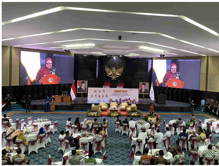 DPRD DKI Jakarta menggelar diskusi publik yang bertema ‘Penataan Daerah Pemilihan (Dapil) dan Alokasi Kursi DPRD DKI Jakarta’, Rabu (8/10). Diskusi berlangsung di Ruang Rapat Paripurna DPRD DKI Jakarta, lantai 3, Jalan Kebon Sirih, Jakarta Pusat. Wakil Ketua DPRD DKI Jakarta Rany Mauliani membuka kegiatan tersebut. Diskusi itu sebagai akses jendela ilmu terkait proses demokrasi, khususnya di Jakarta. “Kegiatan ini merupakan bagian penting dalam proses demokrasi,” ujar Rany. Wakil Ketua DPRD DKI Jakarta Wibi Andrino dan Basri Baco, serta anggota dewan perwakilan sembilan fraksi hadir dalam acara tersebut. Hadir pula Ketua Komisi Pemilihan Umum (KPU) DKI Jakarta Wahyu Dinata beserta Kepala Badan Kesatuan Bangsa dan Politik (Kesbangpol) Muhamad Matsani dan jajaran. Pembicara dalam diskusi itu yakni, Wakil Ketua DPRD DKI Jakarta Wibi Andrino, Direktur Jendral Politik dan Pemerintahan Umum Kementerian Dalam Negeri RI Bahtiar, Anggota Komisi Pemilihan Umum Republik Indonesia selaku Ketua Divisi Teknis Idham Holik, dan Peneliti Pusat Studi Partai Politik dan Pemilu (PSP3) Universitas Muhammadiyah Jakarta Sumarno. (gie/df)
