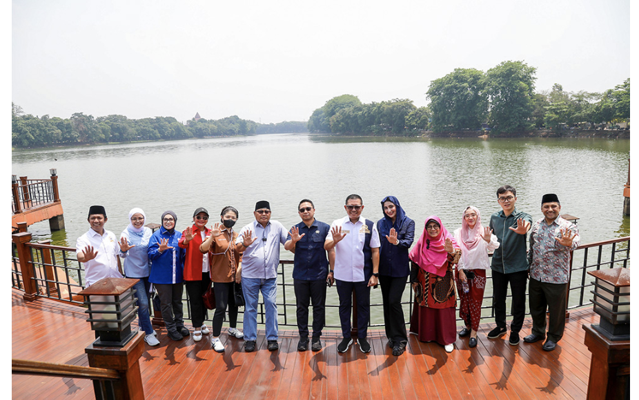 Komisi E DPRD DKI Jakarta mendorong Dinas Kebudayaan DKI Jakarta memodernisasi kawasan Perkampungan Budaya Betawi Setu Babakan, Jakarta Selatan. Hal tersebut menjadi usulan pimpinan dan anggota Komisi E DPRD DKI Jakarta usai meninjau Perkampungan Budaya Betawi Setu Babakan, Jakarta Selatan, Rabu (8/10). Anggota Komisi E DPRD DKI Jakarta Solikhah mengatakan, modernisasi agar kawasan cagar budaya tersebut dapat terus menarik minat masyarakat. Sekaligus memperkuat pelestarian Kebudayaan Betawi di tengah perkembangan zaman. Menurut dia, modernisasi yang dimaksud bukan berarti mengubah nilai-nilai budaya Betawi. Namun, memperbarui fasilitas dan tata kelola kawasan agar lebih nyaman, informatif, dan interaktif bagi pengunjung. Dengan begitu, kawasan budaya itu menjadi tempat wisata dan pusat edukasi hingga pelestarian warisan Betawi. “Perkampungan budaya Betawi ini sebuah kebanggaan bagaimana mengoptimalkan inisiasi supaya Budaya Betawi ini kesannya modern sesuai dengan perkembangan zaman tidak meninggalkan budaya dasar tapi jadi kebanggaan,” kata dia. Selain itu, Sholikhah mengusulkan pembangunan gedung khusus untuk kegiatan pembuatan batik khas Betawi. Gedung itu nantinya akan menjadi tempat edukasi sekaligus pusat produksi. Sehingga, pengunjung dapat melihat langsung proses membatik khas Betawi maupun membeli produk hasil karya pengrajin lokal. “Kita pingin ada dibangun gedung untuk disana ada pembatikkan Betawi,” kata Solikhah. Ia juga mendorong pembangunan pusat kuliner Betawi yang akan menyajikan makanan dan minuman khas, seperti kerak telor, soto Betawi, bir pletok, tauge goreng dan lainnya. Keberadaan pusat kuliner itu diharapkan menjadi magnet baru bagi wisatawan lokal hingga mancanegara. “Kalau saya mau makan tauge goreng ke Setu Babakan, kalau mencari oleh-oleh Betawi ke Setu Babakan,” tukas Solikhah. (yla/df)