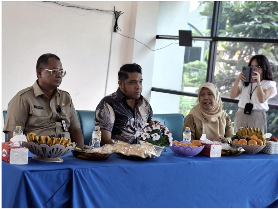 ekretaris Komisi E DPRD DKI Jakarta Justin Adrian kunjungan kerja ke Panti Sosial Bina Daksa (PSBD) Budi Bhakti 1, Cengkareng, Jakarta Barat, Rabu (8/10). Kepala Dinas Sosial Provinsi DKI Jakarta Iqbal Akbarudin, Kepala Panti Sosial Bina Daksa Budi Bhakti 1 Sri Utami, dan Kepala Pusat Data dan Informasi Kesejahteraan Sosial Rani Nurani hadir dalam kunjungan tersebut. Rombongan meninjau berbagai kegiatan warga binaan. Melihat langsung sejumlah fasilitas di lingkungan panti. Seperti ruang keterampilan, kamar warga binaan, dan ruang makan. Justin mengapresiasi pelayanan dan pembinaan yang diberikan PSBD Budi Bhakti 1 kepada penyandang disabilitas. “Kami melihat semangat luar biasa dari para warga binaan dalam mengikuti pelatihan dan kegiatan sehari-hari,” ujar dia. Justin menegaskan, fasilitas yang ada juga terus diperbaiki. “Kami berharap ke depan panti ini bisa menjadi tempat yang lebih layak dan ramah bagi penyandang disabilitas,” ucap dia. Pada kesempatan itu, Kepala Dinas Sosial DKI Jakarta Iqbal Akbarudin menyampaikan komitmen untuk terus meningkatkan kualitas layanan di panti sosial milik Pemprov DKI. “Kami ingin memastikan seluruh warga binaan mendapatkan pembinaan yang optimal, baik dalam hal keterampilan, kemandirian, maupun pemenuhan kebutuhan dasar mereka,” tutur Iqbal. Kepala PSBD Budi Bhakti 1, Sri Utami turut menyampaikan rasa terima kasih atas perhatian yang diberikan DPRD dan Dinas Sosial DKI Jakarta terhadap panti yang dipimpinnya. “Kunjungan ini menjadi motivasi bagi kami untuk terus meningkatkan mutu pelayanan dan pembinaan. Kami juga berupaya agar warga binaan dapat lebih produktif dan mandiri setelah meninggalkan panti,” tandas dia. Kunjungan diakhiri dengan dialog singkat antara Justin Adrian dan beberapa warga binaan yang tengah mengikuti kegiatan keterampilan. Rombongan juga meninjau area tempat tinggal dan fasilitas pendukung lainnya guna memastikan kondisi panti tetap layak dan nyaman bagi seluruh penghuni. (red/bj)