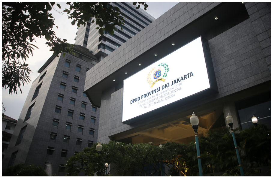 Gubernur DKI Jakarta Pramono Anung menggagas pembentukan Jakarta Collaboration Fund sebagai skema pembiayaan kreatif. Hal itu mendapat sambutan baik dari DPRD DKI Jakarta. Upaya tersebut mempersiapkan situasi kondisi menghadapi penurunan Anggaran Pendapatan Belanja Daerah (APBD) DKI Jakarta imbas pemotongan Dana Bagi Hasil (DBH) dari pemerintah pusat. Wakil Ketua DPRD DKI Jakarta Basri Baco mengatakan, langkah tersebut sangat penting. Sebab program-program pembangunan di ibukota tetap harus berjalan sesuai rencana. Kendati keterbatasan fiskal. Menurut Baco, Jakarta tidak mungkin menjalankan APBD dengan Rp.79 triliun. Kondisi anggaran seperti itu berdampak penurunan pertumbuhan ekonomi di DKI Jakarta. Wakil Ketua DPRD DKI Jakarta Basri Baco. (dok.DDJP) “Bisa menurun dan perputaran ekonomi di Jakarta akan terganggu,” ujar Baco, Kamis (9/10). Baco menjelaskan, Pemprov DKI Jakarta akan menjajaki kerja sama dengan pihak swasta dan berbagai mitra strategis. Tujuannya, menutupi kekurangan pendanaan akibat pemangkasan DBH. Pemprov tengah berusaha menjalankan APBD dengan komposisi mendekati angka Rp95 triliun. “Sehingga pembangunan di DKI Jakarta tetap berjalan,” ucap dia. Sementara itu, Wakil Ketua Komisi A DPRD DKI Jakarta Alia Noorayu Laksono berharap, dana transfer dari pemerintah pusat dapat mendorong program-program penciptaan lapangan kerja di Jakarta. Wakil Ketua Komisi A DPRD DKI Jakarta Alia Noorayu Laksono. (dok.DDJP) “Salah satu penyaluran kerja tercepat dari Pemprov itu melalui pembukaan formasi PPSU. Jadi, kita akan terus mendorong agar PPSU dan PJLP tetap ada untuk menekan angka pengangguran di DKI Jakarta,” jelas Alia. Alia juga mendukung kebijakan tidak memotong gaji aparatur sipil negara (ASN) di lingkungan Pemprov DKI. Sebab hal itu bentuk apresiasi atas kinerja ASN. “Karena kalau tanpa ASN, Pemprov ini tidak bisa jalan. Jadi selayaknya mereka diberi perhatian. Tapi yang penting, DBH itu bisa tetap dialokasikan untuk mendukung program-program prioritas pembangunan di Jakarta,” tukas dia. (red)