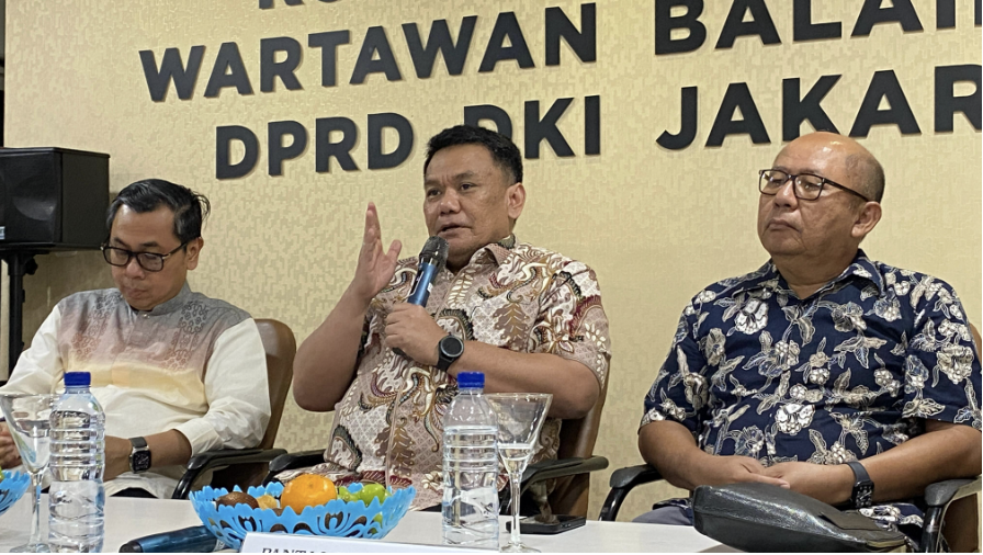 Anggota Komisi D DPRD DKI Jakarta Pantas Nainggolan mengatakan, kolaborasi antarbadan usaha daerah harus diperkuat untuk menghindari tumpang tindih proyek. Pantas mengungkapkan hal itu dalam Balkoters Talk bertajuk ‘Akselerasi Langkah Strategis Jakpro Wujudkan Jakarta sebagai Kota Global’ yang diselenggarakan Koordinatoriat Wartawan Balaikota-DPRD DKI Jakarta di Pressroom Balaikota, Jakarta Pusat, Jumat (10/10). “Sinergisitas antar BUMD itu mutlak ke depan. Tidak boleh ada program Jakpro yang tidak ditopang oleh BUMD lain,” ujar Pantas. Ketua Fraksi PDI Perjuangan DPRD DKI Jakarta itu juga mengingatkan pembangunan kota global butuh keterpaduan. Harmonisasi kerja antarBUMD akan membuat proyek infrastruktur berjalan lebih efisien. Anggota Komisi D DPRD DKI Jakarta Pantas Nainggolan. (dok.DDJP) Selain itu, koordinasi itu juga dapat mengurangi gangguan terhadap aktivitas masyarakat. Sehingga perlu sinergi dalam proyek-proyek jaringan utilitas kota. Sebagai contoh, penataan yang terpadu akan mencegah pengerjaan ulang di satu lokasi. Pantas menilai, BUMD juga harus menggandeng sektor swasta untuk mendukung pembiayaan proyek strategis. Mempercepat pencapaian target kota global. “Saya pikir ke depan perlu ada peranan BUMD untuk mensinergikan termasuk dengan pemerintah provinsi DKI Jakarta supaya semakin terpadu setiap pekerjaan-pekerjaan yang dilakukan,” tandas Pantas. PT Jakarta Propertindo (Jakpro) menyiapkan berbagai infrastruktur publik menjadi multi-purpose venue atau ruang serbaguna untuk menjadikan Jakarta sebagai destinasi event internasional. Pada kesempatan yang sama, Direktur Utama PT. Jakpro Iwan Takwin mengatakan, strategi tersebut dengan cara mengoptimalkan fasilitas. Seperti, Jakarta International Stadium (JIS), Velodrome, dan Taman Ismail Marzuki (TIM). “Akhirnya kami harus berbenah bagaimana fasilitas ini bisa benar-benar menghadirkan satu fasilitas yang multi-purpose,” kata Iwan. Iwan mencontohkan, Velodrome yang sebelumnya fokus pada olahraga sepeda kini digunakan untuk berbagai kegiatan lain. “Terbangunlah satu ekosistem sehingga kita bisa menggait komunitas lain di sana. Mulai ada konser juga, kemudian kegiatan sport di luar sepeda,” kata Iwan. Menurut dia, strategi itu bagian dari upaya menjadikan Jakarta sebagai pusat kegiatan internasional. “Bagaimana kemudian event-event yang ada di Jakarta ke depan itu menjadi destinasi event. Itu yang kita mau bangun,” tutur Iwan. Ia berharap, keberadaan fasilitas serbaguna ini dapat menarik wisatawan domestik dan mancanegara untuk berkunjung lebih lama ke Jakarta. Konsep multi-purpose bukan sekadar efisiensi fasilitas, tetapi strategi untuk menggerakkan ekonomi kreatif kota. “Orang nanti bukan cuma orang di luar Jakarta, tetapi di luar Indonesia pun bisa menjadwalkan tripnya ke Jakarta karena event-event destinasi itu,” imbuh dia. Ubah Perilaku Sebagai Badan Usaha Milik Daerah (BUMD), yang fokus pada infrastruktur, Jakpro juga mendapat penugasan membangun sarana transportasi. Jakpro berupaya mengubah perilaku masyarakat Jakarta melalui pembangunan berbagai infrastruktur publik seperti LRT Jakarta, JIS dan TIM. Iwan mengatakan, pembangunan infrastruktur tersebut bukan hanya soal fisik, tetapi juga membangun budaya baru warga kota. “LRT ini adalah transportasi modern yang fungsinya bagaimana bisa mereduksi atau memitigasi isu transportasi terutama kemacetan, dan juga membangun mindset baru masyarakat Jakarta bisa berpindah dari transportasi pribadi menjadi transportasi umum,” jelas dia. Transformasi perilaku menjadi bagian penting dari upaya Jakarta menuju kota global. “Jakpro tidak hanya membangun satu infrastruktur atau bangunan tapi bagaimana bisa membangun people-nya atau warga Jakartanya dalam hal aspek mindset-nya,” ucap dia. Membangun kultur baru yang lebih positif, kata Iwan, sangat penting. Yaitu beralih dari memakai kendaraan pribadi ke angkutan umum. kini, Jakpro sedang membangun LRT Jakarta fase 1B Velodrome-Manggarai sepanjang 6,4 kilometer dengan headway atau kedatangan kereta setiap 10 menit. Rute ini memiliki lima stasiun baru yaitu Stasiun Rawamangun, Pramuka BPKP, Pasar Pramuka, Matraman dan Manggarai. Untuk progres keseluruhan mencapai 72,85 persen. Rinciannya, Stasiun Rawamangun 78,45 persen, Stasiun Pramuka BPKP 52,17 persen, Stasiun Pramuka 33,76 persen, Stasiun Matraman 49,53 persen, dan 19,62 persen untuk Stasiun Manggarai. (bow/gln/df)