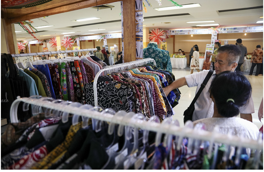Keberpihakan kepada pelaku Usaha Mikro Kecil dan Menengah (UMKM) dapat mengembangkan ekosistem wisata di Jakarta. Anggota Komisi B DPRD DKI Jakarta Muhammad Al Fatih mengatakan hal tersebut guna memperkuat perekonomian lokal sekaligus menciptakan lapangan kerja baru bagi masyarakat. Ia menilai, keberadaan UMKM memiliki peran strategis dalam mendukung sektor pariwisata. Terutama di kawasan wisata unggulan. Seperti pusat kuliner, taman kota, dan kawasan heritage. Oleh sebab itu, ia mendorong Pemprov DKI Jakarta melalui Dinas Perindustrian Perdagangan Koperasi Usaha Kecil dan Menengah (PPKUKM) DKI Jakarta memastikan pelibatan UMKM dalam setiap program pengembangan wisata. “Setiap penataan kawasan wisata baik di Ancol, Setu Babakan, Kota Tua, maupun destinasi baru harus memastikan pelaku UMKM tidak hanya diberi ruang jual, tetapi juga posisi strategis dalam rantai nilai wisata,” ujar Fatih , Selasa (14/10). UMKM, kata dia, jangan sekadar menumpang dagang. Justru, UMKM harus menjadi daya tarik tambahan dengan menampilkan produk khas daerah, kuliner lokal, dan kerajinan kreatif. Memperkaya pengalaman wisatawan. Untuk itu, penataan ruang dan alur pengunjung perlu didesain sedemikian rupa. UMKM mendapat traffic yang layak dan peluang interaksi dengan wisatawan meningkat. “Kami mendorong agar tata letak lokasi UMKM ditempatkan di area strategis dan mudah terlihat, bukan di sisi belakang atau area yang jauh dari arus wisatawan,” kata Fatih. Selain itu, penting juga agar penataan mempertimbangkan fasilitas dasar seperti sanitasi, listrik, dan keamanan, sehingga UMKM dapat beroperasi dengan nyaman dan profesional. Dinas PPKUKM DKI Jakarta perlu menghadirkan kebijakan afirmatif, mulai dari penyediaan ruang usaha strategis, kemudahan perizinan, hingga dukungan promosi terpadu. Dengan dukungan tersebut, UMKM dapat tumbuh bersama sektor pariwisata dan menciptakan efek ekonomi berganda (multiplier effect). Ia berharap, sinergi antara Pemerintah Provinsi DKI Jakarta dan pelaku UMKM dapat memperkuat daya saing pariwisata Jakarta di kancah nasional maupun internasional. “Penataan harus memperindah kawasan tanpa mematikan penghidupan masyarakat yang sudah lama menjadi bagian dari kawasan tersebut,” tukas Fatih. (yla/df)