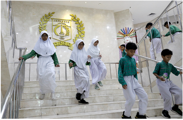 Rancangan Peraturan Daerah (Ranperda) Penyelenggaraan Pendidikan mengatur wajib belajar 13 tahun. Mulai dari jenjang Pendidikan Anak Usia Dini (PAUD) sampai Sekolah Menengah Atas (SMA). Ketua Badan Pembentukan Peraturan Daerah (Bapemperda) DPRD DKI Jakarta Abdul Aziz menyampaikan, seluruh pembiayaan pendidikan, idealnya ditanggung Pemprov DKI Jakarta. “Jakarta menetapkan 13 tahun wajib belajar. Semuanya harusnya dibiayai oleh Pemprov,” ujar Abdul Aziz, beberapa waktu lalu. Namun, penerapan pembiayaan itu menyesuaikan dengan kemampuan anggaran DKI Jakarta. Sesuai Pasal 37 Ayat 1 dalam Ranperda Penyelenggaraan Pendidikan. Ketua Badan Pembentukan Peraturan Daerah (Bapemperda) DPRD DKI Jakarta Abdul Aziz. (dok.DDJP) Pasal itu berbunyi ‘Dalam rangka memenuhi hak penduduk Provinsi DKI Jakarta untuk memperoleh layanan pendidikan, Pemprov DKI wajib memenuhi pembiayaan anak usia wajib belajar 13 tahun, dengan menerapkan pola pendanaan pendidikan yang berkeadilan sesuai dengan kemampuan keuangan daerah,’. “Kita berharap bisa 100 persen. Tapi tentu melihat kondisi. Mudah-mudahan bisa. Kalau tidak sekarang, ya secara bertahap,” kata Abdul Aziz. “Semua pendidikan di Jakarta seharusnya gratis. Karena itu merupakan hak warga masyarakat, khususnya di DKI, dan juga kewajiban pemerintah untuk mencerdaskan kehidupan bangsa,” tambah Aziz. Keberadaan aturan tersebut, sambung dia, artinya anak wajib memiliki ijazah PAUD, jika ingin mendaftar ke SD. Ia berharap, seluruh draf pasal-pasal yang telah dikirim ke Kementerian Dalam Negeri (Kemendagri) Republik Indonesia lolos evaluasi dan harmonisasi. “Mudah-mudahan tidak ada yang ditolak oleh Kemendagri. Sehingga dapat dilaksanakan sesuai aspirasi masyarakat,” pungkas Abdul Aziz. (gie/df)