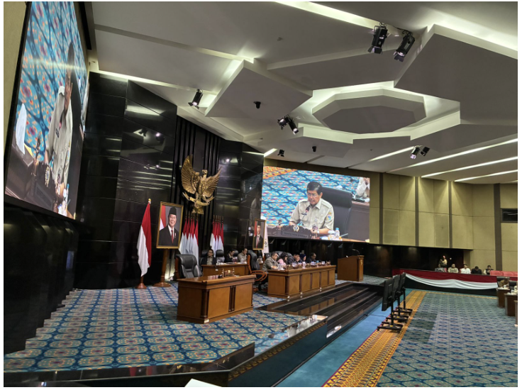 Badan Anggaran (Banggar) DPRD DKI Jakarta menggelar rapat bersama Tim Anggaran Pemerintah Daerah (TAPD) untuk menyamakan persepsi terkait Rancangan Peraturan Daerah tentang Anggaran Pendapatan dan Belanja Daerah (Ranperda APBD) 2026. Kegiatan itu berlangsung di Ruang Rapat Paripurna DPRD DKI Jakarta, Senin (20/10). Ketua DPRD DKI Jakarta Khoirudin memimpin rapat bersama Wakil Ketua DPRD Rany Mauliani, Wibi Andrino, Ima Mahdiah, dan Basri Baco. Hadir Sekretaris Daerah (Sekda) DKI Jakarta Marullah Matali beserta jajaran pimpinan Satuan Kerja Perangkat Daerah (SKPD) terkait. Para anggota Banggar, pimpinan komisi, serta perwakilan fraksi memberikan pandangan terhadap arah kebijakan keuangan daerah tahun mendatang. “Bismillahirrahmanirrahim, rapat ini saya buka,” ujar Khoirudin. Rapat Banggar, kata Khoirudin, tindak lanjut pembahasan perubahan alokasi transfer ke daerah yang telah disampaikan pemerintah pusat. “Masukan dari pembahasan di tingkat komisi dan Banggar menjadi dasar dalam penyamaan persepsi antara legislatif dan eksekutif,” tutur Khoirudin. Ia berharap, proses pembahasan APBD 2026 berjalan efektif. Mampu menghasilkan kebijakan yang berpihak pada masyarakat. “Kita ingin APBD disusun dengan prinsip efisiensi, transparansi, dan hasilnya benar-benar dirasakan warga Jakarta,” tandas Khoirudin. (all/df)