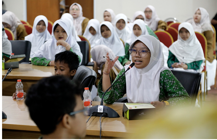 Ketua Badan Pembentukan Peraturan Daerah (Bapemperda) DPRD DKI Jakarta Abdul Aziz menyoroti soal pemerataan bantuan pendidikan untuk siswa di sekolah negeri maupun madrasah. Selama ini, menurut Aziz, terdapat ketidakadilan dalam pemberian bantuan ataupun fasilitas pendidikan. Sekolah negeri relatif lebih banyak mendapatkan dukungan. Mulai dari bantuan operasional hingga sertifikasi guru. Sementara sekolah madrasah dengan jumlah cukup banyak di Jakarta masih belum memperoleh perlakuan setara. Karena itu, Rancangan Peraturan Daerah (Ranperda) Penyelenggaraan Pendidikan akan mengatur bantuan untuk siswa yang mengenyam pendidikan di madrasah. “Sekolah negeri syarat dengan bantuan, tapi madrasah di DKI belum mendapatkan fasilitas yang sama,” ujar Abdul Aziz, beberapa waktu lalu. Pemberian bantuan kepada siswa madrasah akan diatur dalam Pasal 39 Ayat 1 Ranperda tentang Penyelenggaraan Pendidikan. Bunyinya, ‘Pemprov dapat memberikan bantuan biaya pendidikan kepada satuan pendidikan yang didirikan oleh masyarakat termasuk madrasah atau bentuk pendidikan formal lainnya dalam binaan kementerian yang meneyrlenggarakan urusan pemerintah bidang agama’. Ke depan, harap Aziz, tidak ada lagi perbedaan perlakuan dalam dunia pendidikan. Baik untuk sekolah berbasis negeri maupun berbasis agama. Sebab, standar dan fasilitas pendidikan seharusnya merata. Seluruh anak-anak Jakarta bisa merasakan manfaat secara adil. “Sekolah yang berbasis negeri maupun berbasis agama itu harus punya perlakuan yang sama. Punya standarisasi yang sama. Sehingga keadilan dalam pendidikan bisa dinikmati warga Jakarta,” pungkas Abdul Aziz. (gie/df)