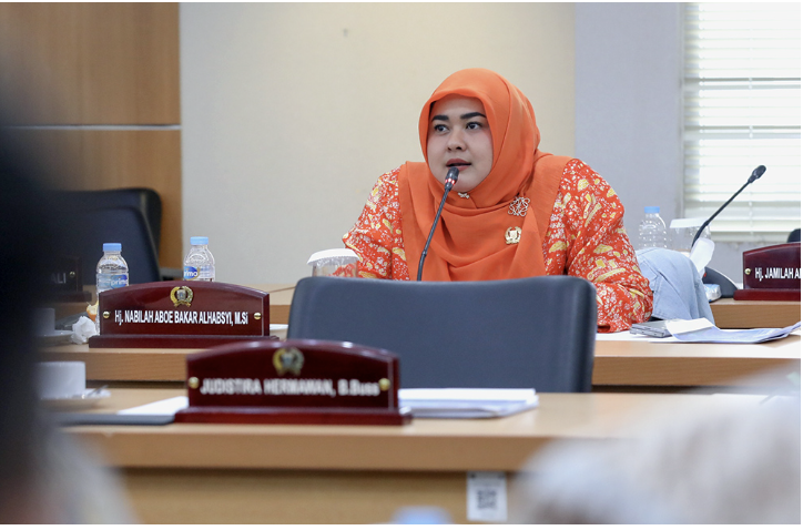 Anggota Komisi D DPRD DKI Jakarta Nabilah Aboebakar Alhabsyi meminta Pemprov DKI mempercepat program pengendalian banjir. Khususnya, normalisasi Sungai Ciliwung yang hingga kini baru terealisasi sekitar 17 kilometer dari total rencana 33 kilometer. Menurut Nabilah, banjir di Jakarta bukan hanya soal infrastruktur. Lebih utama menyangkut kesiapan SDM serta koordinasi lintas sektor. “Kita butuh keberanian politis dan konsistensi agar Jakarta benar-benar siap menghadapi musim hujan. Normalisasi Ciliwung harus jadi prioritas utama,” ujar Nabilah, beberapa waktu lalu. Ia juga menyoroti proses pembebasan lahan yang masih lambat. Termasuk penanganan relokasi warga di bantaran sungai. Karena itu, Nabiah mendorong agar Pemprov memperkuat kolaborasi dengan badan atau kementerian terkait. Menjamin hak warga terdampak melalui relokasi secara layak. “Perlu diingat, banjir bukan sekadar persoalan air. Tapi tentang keamanan, kehidupan, hak dan kehormatan warga. Kita harus menjadikan normalisasi sungai sebagai prioritas yang tak bisa ditunda lagi,” tegas dia. Hal penting lainnya, lanjut Nabilah, peningkatan sistem drainase, pemeliharaan kanal sekunder, serta keterlibatan masyarakat dalam menjaga kebersihan dan aliran air. “Jakarta tangguh bukan hanya karena tanggulnya tinggi. Tapi karena warganya sadar dan pemerintahnya sigap,” pungkas dia. (apn/df)