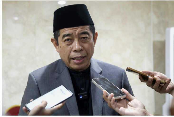 Ketua DPRD DKI Jakarta Khoirudin menyampaikan hasil rapat Badan Anggaran (Banggar) bersama Tim Anggaran Pemerintah Daerah (TAPD) menetapkan nilai Rancangan Anggaran Pendapatan dan Belanja Daerah (RAPBD) DKI Jakarta 2026 sebesar Rp81,2 triliun. Penyesuaian tersebut karena terdapat pengurangan Dana Bagi Hasil (DBH) dari pemerintah pusat, sesuai Peraturan Menteri Keuangan (PMK) Nomor S-62/PK/2025 tentang Penyampaian Rancangan Alokasi Transfer ke Daerah Tahun Anggaran 2026. Regulasi tersebut menjadi dasar hukum penyesuaian fiskal daerah. Penerapan itu secara nasional. Pada MoU 13 Agustus, anggaran DKI 2026 masih sebesar Rp95,3 triliun. “Setelah ada pengurangan DBH, kita harus menyesuaikan diri,” ujar Khoirudin usai Rapat Banggar di Ruang Paripurna DPRD DKI Jakarta, Senin (20/10). Ia menegaskan, penyesuaian bukan sekadar perubahan angka. Namun sebagai bentuk tanggung jawab bersama antara legislatif dan eksekutif dalam menjaga keseimbangan fiskal daerah. “Penyesuaian ini memiliki dasar hukum yang jelas dan harus disepakati bersama agar kebijakan anggaran tetap kredibel dan terarah,” kata Khoirudin. Khoirudin memastikan, langkah tersebut tidak akan mempengaruhi pelayanan publik. “KJP, KJMU, layanan kesehatan, dan pendidikan tetap berjalan. Hanya ada beberapa pembangunan infrastruktur yang ditunda,” terang Khoirudin. Sekretaris Daerah (Sekda) DKI Jakarta Marullah Matali memastikan proses penyesuaian secara terukur agar tidak menurunkan kualitas pelayanan publik. “Pemprov tetap berkomitmen menjaga sinergi dengan DPRD. Meski ada pengurangan transfer ke daerah, kami pastikan seluruh program prioritas publik tetap berjalan,” kata Marullah. Setelah kesepakatan di tingkat Banggar, pembahasan RAPBD 2026 akan lanjut di masing-masing komisi DPRD DKI Jakarta pada Rabu (22/10)–Jumat (24/10) dan Senin (27/10)–Selasa (28/10). Mengkaji rincian program dan belanja prioritas sesuai bidangnya sebelum dibawa ke pembahasan final di paripurna. (all/df)