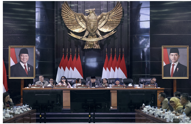 Ketua DPRD DKI Jakarta Khoirudin meminta seluruh komisi fokus menjaga kualitas layanan publik dalam pembahasan lanjutan Rancangan Anggaran Pendapatan dan Belanja Daerah (RAPBD) 2026. Setelah penyesuaian nilai RAPBD menjadi Rp81,2 triliun, kata Khoirudin, setiap komisi harus berpegang pada batas pagu yang telah disepakati Badan Anggaran (Banggar) bersama Tim Anggaran Pemerintah Daerah (TAPD). “Setiap komisi tidak boleh melampaui batas anggaran yang sudah disepakati. Grand totalnya tidak boleh berubah,” ujar Khoirudin di Gedung DPRD DKI Jakarta, Senin (20/10). Menurut dia, komisi memiliki ruang menggeser dan menyesuaikan alokasi anggaran. Namun, tidak pada sektor yang berkaitan langsung dengan pelayanan masyarakat. Ketua DPRD DKI Jakarta Khoirudin. (dok.DDJP) “Layanan masyarakat tidak boleh berubah. Yang lainnya silakan disesuaikan sesuai kebutuhan,” tegas Khoirudin. Keputusan tersebut, kata dia, sudah dibahas bersama eksekutif untuk memastikan program prioritas publik tetap terlaksana. “Insyaallah, pak gubernur juga sudah memastikan bahwa layanan publik tetap berjalan sesuai yang telah dianggarkan,” terang Khoirudin. Kepala Badan Perencanaan Pembangunan Daerah (Bappeda) DKI Jakarta Atika Nur Rahmania menyatakan hal senada. Penyesuaian RAPBD 2026, menurut Atika, mengedepankan prinsip efisiensi. Tanpa mengurangi manfaat bagi masyarakat. “Fokusnya tetap pada layanan dasar masyarakat. Seperti pendidikan, kesehatan, dan bantuan sosial,” ungkap dia. (all/df)