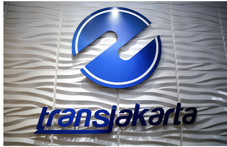 Desakan evaluasi jajaran direksi PT. Transportasi Jakarta (Transjakarta) dari kalangan pengamat menuai respon kalangan politisi di Kebon Sirih. Hal itu berkaitan dengan serangkaian kecelakaan yang melibatkan armada Bus Transjakarta, beberapa waktu lalu. Ketua DPRD DKI Jakarta Khoiruddin menegaskan, mendukung evaluasi menyeluruh terhadap perusahaan transportasi milik Pemprov DKI Jakarta tersebut. “Iya, saya mendukung langkah evaluasi, dan kita akan evaluasi bersama,” ujar Khoiruddin, Senin (20/10). Ketua DPRD DKI Jakarta Khoiruddin. (dok.DDJP) Menurutnya, hasil evaluasi tersebut akan diserahkan langsung kepada Gubernur DKI Jakarta, Pramono, selaku pemegang saham utama di lingkungan Badan Usaha Milik Daerah (BUMD). “Hasil dari evaluasi nanti akan kita laporkan kepada Pak Gubernur selaku pemegang saham. Jadi prosesnya tetap selektif dan transparan,” tegas Khoiruddin. Senada dengan Khoiruddin, Anggota Komisi C DPRD DKI Jakarta, August Hamonangan, juga menegaskan bahwa proses evaluasi tidak hanya menyasar jajaran direksi utama, melainkan juga anak perusahaan di bawah Transjakarta Group. Menurut August, langkah evaluasi ini akan dilakukan secara komprehensif melalui rapat kerja khusus yang tengah disiapkan DPRD. “Kita tidak hanya membahas soal kecelakaan, tapi juga menyeluruh. Anak perusahaannya juga akan kita evaluasi—mulai dari sisi pelayanan, efisiensi, sampai pendapatan non-fare box atau di luar tiket,” kata dia. August menambahkan, DPRD sudah berulang kali mengingatkan manajemen Transjakarta agar tetap fokus pada tujuan utama penyelenggaraan transportasi publik, yakni memberikan pelayanan aman, nyaman, dan terjangkau bagi warga Jakarta. “Transjakarta memang agresif dalam pengembangan bisnis, tapi jangan sampai meninggalkan tujuan utamanya sebagai layanan publik,” katanya. Lebih lanjut, August memastikan bahwa rapat evaluasi Transjakarta akan segera dilaksanakan setelah pembahasan APBD selesai. “Setelah pembahasan APBD, kami siap memanggil manajemen Transjakarta untuk mendalami semua aspek kinerjanya,” tandasnya. Evaluasi ini diharapkan mampu memberikan arah baru bagi tata kelola transportasi publik Jakarta yang selama ini menjadi tulang punggung mobilitas warga. “Proses evaluasi tidak bertujuan untuk mencari kesalahan personal, melainkan memastikan BUMD strategis seperti Transjakarta tetap berjalan sesuai prinsip pelayanan publik dan akuntabilitas,” pungkas dia. (red)