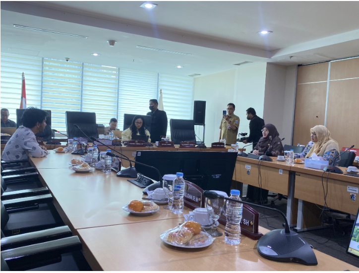 anitia Khusus Rancangan Peraturan Daerah Kawasan Tanpa Rokok (Pansus Ranperda KTR) DPRD DKI Jakarta menerima audiensi dari Asosiasi Pengusaha Hiburan Jakarta (ASPHIJA). Ketua Pansus Farah Savira menerima delegasi tersebut. Hadir Anggota Pansus Zahrina Nurbaiti, Inad Luciawaty, Jhonny Simanjuntak, Sardy Wahab Sadri, Raden Gusti Arief Yulifard, serta August Hamonangan. “Kita akan mendengar dari ketua ASPHIJA yang juga owner tempat hiburan malam di kawasan Jakarta Selatan. Maka kita dengar dulu untuk menjadi pertimbangan dan masukan terakhir,” ujar Farah, Selasa (21/10). Di kesempatan itu, Ketua ASPHIJA Kukuh Prabowo menjelaskan, pihaknya khawatir peraturan larangan merokok di tempat hiburan malam. “Kita baru baca di berita kalau tempat hiburan akan dilarang merokok. Ini berat sekali karena kita juga tidak bisa mengatur perilaku konsumen untuk tidak merokok,” ucap Kukuh. Menurut dia, aturan tersebut akan menyulitkan pengawasan di tempat usaha hiburan malam. “Jadi kita takut sekali ketika Perda ini berlangsung itu susah sekali kita untuk melakukan pengawasannya,” pungkas Kukuh. Audiensi itu mengacu pada Surat Undangan Nomor 1057/HK.01.02 yang telah ditandatangani Ketua DPRD DKI Jakarta Khoirudin pada tanggal 20 Oktober 2025. (gie/df)
