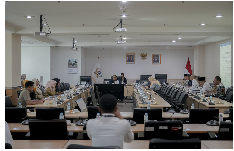 anitia Khusus (Pansus) Perparkiran DPRD DKI Jakarta akan menyampaikan laporan akhir hasil pembahasan dalam rapat paripurna pada Senin, 10 November 2025. Penetapan jadwal tersebut berdasarkan kesepakatan dalam Rapat Badan Musyawarah (Bamus) DPRD DKI Jakarta, Selasa (21/10). Wakil Ketua Bamus DPRD DKI Jakarta Basri Baco mengatakan, penyampaian hasil pembahasan Pansus Perparkiran pada rapat paripurna mendatang. “Rapat Bamus hari ini kita bahas satu mengenai Pansus parkir yang sudah siap maju ke paripurna,” ujar Baco di Gedung DPRD DKI Jakarta. Wakil Ketua Bamus DPRD DKI Jakarta Basri Baco. (dok.DDJP) Percepatan kerja Pansus, ungkap dia, menjadi hal penting. Dengan begitu, proses penetapan peraturan daerah oleh Badan Pembentukan Peraturan Daerah (Bapemperda) berjalan lebih cepat dan efektif. Baco menegaskan, kinerja Pansus merupakan bagian integral dari mekanisme pembentukan Perda di DPRD. “Sebagian Pansus itu sebenarnya kepanjangan tangan dari Bapemperda,” kata Baco, Untuk itu, ia mengingatkan seluruh pimpinan dan anggota Pansus agar segera menuntaskan pembahasan. Percepatan pembentukan Perda prioritas dapat terealisasi. Bermanfaat nyata bagi masyarakat. Penyelesaian pembahasan Pansus Perparkiran membuka peluang kebijakan perparkiran yang lebih tertata, adil, dan berkeadilan bagi seluruh warga Jakarta. Sekaligus mendukung upaya penataan transportasi dan pengurangan kemacetan di Jakarta. (yla/df)