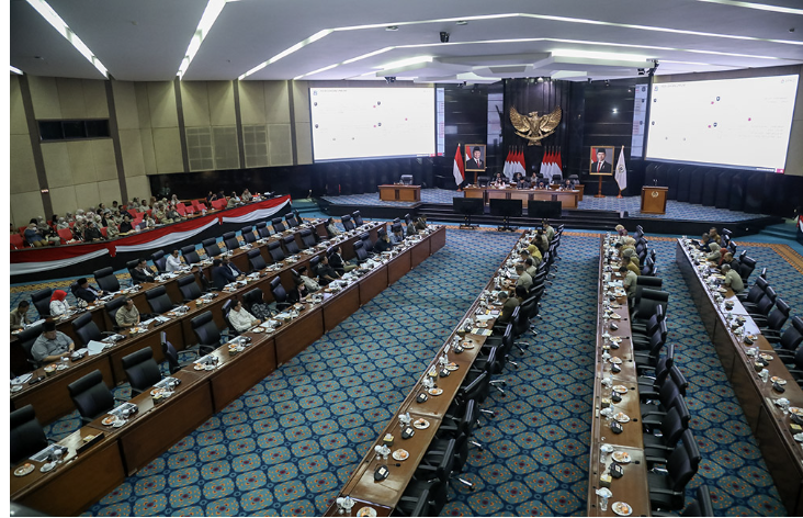 Anggota Komisi B DPRD DKI Jakarta Ismail meminta pemerintah provinsi tetap memprioritaskan pembangunan fasilitas publik yang mendasar dalam pembahasan lanjutan Rancangan Anggaran Pendapatan dan Belanja Daerah (RAPBD) 2026. Fasilitas publik dimaksud yakni, pembangunan sekolah, Puskesmas, dan rumah susun. Program tersebut menyangkut kebutuhan pokok masyarakat Jakarta dan harus dijaga keberlanjutannya meski terjadi penyesuaian anggaran. “Pembangunan sekolah, Puskesmas, dan rumah susun harus tetap direalisasikan karena ketiganya merupakan bagian dari pelayanan dasar warga,” ujar Ismail dalam Rapat Badan Anggaran DPRD DKI Jakarta, Senin (20/10). Penambahan unit sekolah, kata Ismail, untuk mengatasi persoalan zonasi saat Penerimaan Peserta Didik Baru (PPDB). Pasalnya, banyak calon siswa gagal masuk sekolah negeri karena ketiadaan di zonasinya. “Ini bukti perlunya penambahan unit pendidikan,” tandas Ismail. Ia menyoroti fasilitas kesehatan di tingkat kelurahan. Masih ada wilayah di sekitar pusat kota dan pusat pemerintahan yang belum memiliki Puskesmas. “Bayangkan, di radius tiga kilometer dari balaikota masih ada kelurahan tanpa Puskesmas. Ini soal hak dasar kesehatan warga,” tegas Ismail. Begitu pula dengan pembangunan rumah susun. Perlu berkelanjutan. Sebab sejalan dengan kebijakan nasional, terkait penyediaan hunian layak bagi masyarakat berpenghasilan rendah (MBR). Menanggapi hal itu, Sekretaris Daerah (Sekda) DKI Jakarta Marullah Matali memastikan Pemprov berkomitmen melanjutkan proyek-proyek pelayanan dasar tersebut. “Komitmen kami tetap, kalau masih memungkinkan, 12 Puskesmas dan 22 sekolah tetap kami lanjutkan,” tukas Marullah.(all/df)