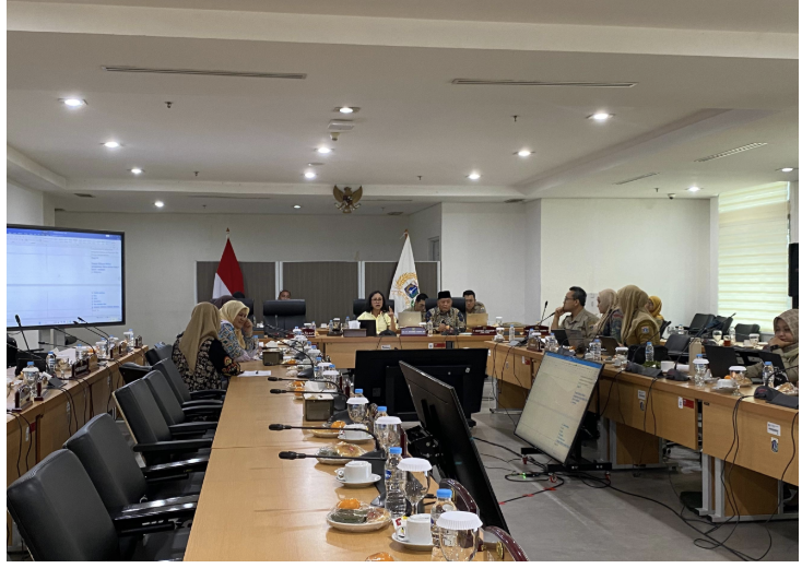 Panitia Khusus Rancangan Peraturan Daerah (Pansus Ranperda) Kawasan Tanpa Rokok (KTR) DPRD DKI Jakarta menggelar audiensi dengan Asosiasi Pengusaha Hiburan Jakarta (ASPHIJA). Pertemuan itu membahas usulan dan masukan dari para pelaku usaha. Terkait penerapan aturan larangan merokok di tempat hiburan malam. Ketua Pansus Farah Savira mengatakan, audiensi tersebut merupakan bagian dari upaya DPRD DKI menyerap aspirasi dari berbagai pihak yang akan terdampak penerapan aturan. “Kami mengundang asosiasi pengusaha hiburan Jakarta karena selama ini komunikasi langsung belum terjalin. Mereka ini kan menaungi tempat-tempat seperti kafe, diskotek, dan hiburan malam lainnya,” ujar Farah, Selasa (21/10). Ketua Pansus KTR DPRD DKI Jakarta Farah Savira. (dok.DDJP) Ia berharap, audiensi menjadi langkah awal untuk menyusun peraturan yang seimbang antara kepentingan kesehatan masyarakat dan keberlangsungan usaha sektor hiburan malam di ibukota. Para pengusaha yang hadir, sambung dia, pada prinsipnya mendukung Ranperda tantang Kawasan Tanpa Rokok. Namun, ada masukan perihal kelonggaran atau pengecualian bagi tempat hiburan malam yang memiliki karakteristik khusus. “Mereka setuju dengan adanya aturan KTR, tapi menginginkan ada pengecualian di tempat usaha mereka. Karena di tempat hiburan malam, pengunjung biasanya sudah terbiasa merokok, dan akan sulit bagi pengelola untuk mengawasi secara ketat,” ungkap Farah. Pada kesempatan yang sama, Ketua ASPHIJA Kukuh Prabowo menyampaikan, pihaknya tidak menolak peraturan larangan merokok. Akan tetapi, berharap kolaborasi antara pemerintah daerah dan pelaku usaha untuk mencari solusi realistis. “Kita bukannya anti dengan peraturan, malah kita datang ke sini untuk cari solusi bareng. Kalau larangan diberlakukan langsung 100 persen tanpa masa transisi, dampaknya bisa besar. Bahkan bisa menurunkan jumlah pengunjung secara signifikan,” ucap Kukuh. la khawatir, kebijakan pelarangan total bisa memicu peralihan pengunjung ke daerah luar Jakarta. Seperti Tangerang atau Bogor yang belum menerapkan aturan serupa. “Kita enggak mau tamu malah pindah ke luar Jakarta. Makanya kita minta aturan yang relevan dan realistis,” ungkap Kukuh. Ia menyatakan, ASPHIJA siap mengikuti aturan pemerintah. Sepanjang penyusunan regulasi mempertimbangkan kondisi lapangan. Termasuk aspek teknis, seperti sirkulasi udara dan standar ruang merokok. “Kalau tujuannya untuk kesehatan, kita pasti setuju. Kita juga enggak mau pelanggan atau karyawan kita sakit. Tapi harus dibuat aturannya jelas. Misalnya soal ventilasi atau sirkulasi udara di ruangan. Kalau itu dijadikan standar, kita justru lebih mudah menyesuaikan,” pungkas Kukuh. (gie/df)