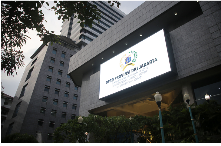 Ketua Komisi D DPRD DKI Jakarta Yuke Yurike meminta pemerintah provinsi memastikan skema shifting (pergeseran) program ke pemerintah pusat tidak menghambat penyelesaian proyek-proyek prioritas daerah. Yuke mengakui, efisiensi anggaran sangat perlu. Namun pelaksanaannya harus hati-hati. Jangan sampai menimbulkan keterlambatan pelaksanaan pembangunan. “Efisiensi itu penting, tapi jangan sampai proyek prioritas terbengkalai karena skema shifting (dengan pemerintah pusat) yang belum matang,” ujar Yuke dalam Rapat Badan Anggaran DPRD DKI Jakarta, Senin (20/10). Ketua Komisi D DPRD DKI Jakarta Yuke Yurike. (dok.DDJP) Koordinasi antara Pemprov DKI dan pemerintah pusat, kata Yuke, harus menyeluruh. Sebelum pelimpahan tanggung jawab program berjalan. “Kita perlu pastikan proyek yang di-shifting benar-benar siap dijalankan oleh pemerintah pusat. Supaya tidak ada penundaan yang justru menambah biaya dan target waktu penyelesaian proyek,” jelas Yuke. Menanggapi hal tersebut, Sekretaris Daerah (Sekda) DKI Jakarta Marullah Matali memastikan, koordinasi lintas pemerintah terus berjalan. Sehingga pengalihan program tetap berjalan sesuai rencana. “Angkanya nanti akan kami detailkan saat pembahasan di komisi,” tukas Marullah. (all/df)
