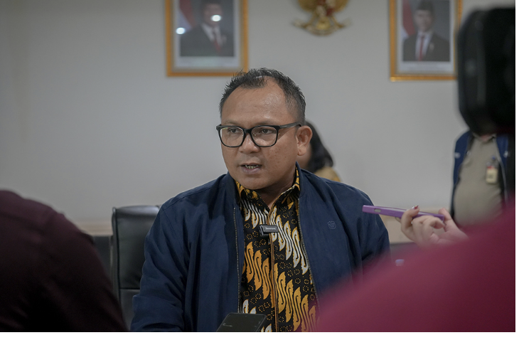 Wakil Ketua DPRD DKI Jakarta Basri Baco menanggapi serius isu yang beredar mengenai adanya hujan mikroplastik di wilayah Jakarta. Menurut dia, Pemprov DKI Jakarta perlu segera menelusuri sumber dan penyebab potensi pencemaran udara oleh mikroplastik. Memastikan kebenaran fenomena tersebut. Persoalan mikroplastik, kata Baco, semua pihak tak boleh meremehkan. Mengingat dampaknya berpengaruh langsung terhadap kondisi kesehatan masyarakat. Termasuk kualitas lingkungan hidup. “Ya, terkait isu itu mengenai mikroplastik itu memang ini harus kita tanggapi secara serius,” ujar Baco di Gedung DPRD DKI Jakarta, Selasa (21/10). Karena itu, ia mendorong Dinas Lingkungan Hidup (DLH) DKI Jakarta segera mengambil langkah konkret. Langkah pertama, memastikan secara ilmiah. Mendeteksi ada atau tidak mikroplastik pada udara Jakarta. Selain itu, menelusuri kemungkinan sumber pencemaran. Dengan demikian, kebijakan Pemprov DKI Jakarta berbasis data. Dapat memberikan solusi efektif. “Kan kita harus periksa dan cek ulang baik-baik lagi kenapa ini bisa terjadi,” kata Baco. Ia menilai, penanganan isu mikroplastik di udara Jakarta merupakan tanggung jawab lintas instansi. Kolaborasi lintas sektor sangat penting untuk memitigasi secara tepat dan berkelanjutan. Baco berpendapat, Dinas Lingkungan Hidup DKI Jakarta perlu memperkuat pengelolaan sampah plastik dari sumber. Terutama dengan meningkatkan kesadaran masyarakat terhadap bahaya limbah plastik yang tidak terurai. Salah satu cara mencegah mikroplastik mencemari lingkungan adalah dengan mengurangi penggunaan plastik sekali pakai dan memperluas sistem daur ulang. “Dan kalau itu memang ada serius dan bisa membahayakan bagi manusia maka tidak ada pilihan lain. Harus kita segera respon dan ambil tindakan secepat-cepatnya,” tukas Baco. (yla/df)
