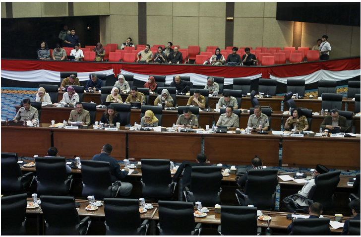 DPRD DKI Jakarta mendorong pemerintah provinsi (Pemprov) memperkuat Pendapatan Asli Daerah (PAD). Hal itu sebagai strategi menjaga stabilitas fiskal di tengah penyesuaian Rancangan Anggaran Pendapatan dan Belanja Daerah (RAPBD) 2026. Ketua Komisi B DPRD DKI Jakarta Nova Harivan Paloh mengungkapkan, terjadi penurunan postur anggaran dari Rp95,3 triliun menjadi Rp81,2 triliun. Karena itu, pemerintah daerah tetap harus menemukan cara agar program prioritas publik tetap berjalan. “Masih banyak potensi pendapatan yang bisa kita gali, terutama dari PAD,” ujar Nova dalam Rapat Badan Anggaran DPRD DKI Jakarta, Senin (20/10). Ketua Komisi B DPRD DKI Jakarta Nova Harivan Paloh. (dok.DDJP) “Kita perlu pastikan apakah SiLPA sudah masuk dalam perhitungan atau belum. Karena itu bisa menambah ruang fiskal,” sambung dia. Nova menjelaskan, forum Banggar menjadi momentum untuk mengevaluasi seluruh komponen pendapatan. Termasuk menggali sumber-sumber penerimaan baru agar penurunan Dana Bagi Hasil (DBH) dari pemerintah pusat tidak berdampak langsung terhadap pelayanan masyarakat. Nova menegaskan, Tim Anggaran Pemerintah Daerah (TAPD) harus memastikan seluruh langkah penyesuaian dilakukan dengan prinsip efisiensi dan transparansi. “Kalau penyesuaian ini dijalankan dengan cermat, kita bisa menjaga program prioritas tetap berjalan tanpa mengorbankan pelayanan publik,” tambah Nova. Anggota Komisi D DPRD DKI Jakarta Yusuf mengungkapkan hal senada. Langkah optimalisasi PAD perlu dibarengi dengan kebijakan fiskal yang realistis dan berbasis potensi daerah. Anggota Komisi D DPRD DKI Jakarta Yusuf. (dok.DDJP) Menurut dia, Jakarta masih memiliki peluang besar untuk meningkatkan pendapatan dari sektor pajak dan retribusi. “Dari sisi pajak daerah, ada peningkatan sekitar Rp500 miliar. Sementara retribusi naik Rp365 miliar. Ini sinyal positif,” tandas Yusuf. Ia juga mendorong Pemprov DKI Jakarta memperkuat pengawasan terhadap wajib pajak. Serta melaksanakan digitalisasi sistem perpajakan. “Kalau sistem penarikan pajak diperkuat dan pengawasan ditingkatkan, pendapatan daerah bisa naik signifikan tanpa harus membebani masyarakat,” tambah Yusuf. (all/df)