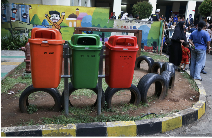 Wakil Ketua DPRD DKI Jakarta Basri Baco mendukung komitmen pemerintah provinsi merealisasikan pembangunan Intermediate Treatment Facility (ITF). Solusi dalam pengelolaan sampah di Jakarta. Ia mengatakan, rencana pembangunan proyek strategis mulai 2026. Sesuai arahan Presiden RI Prabowo Subianto. Pembangunan fasilitas itu agar Kota Jakarta menjadi provinsi percontohan dalam penerapan teknologi pengolahan sampah modern. “Insya Allah, tahun depan kita mulai rencanakan pembangunan,” ujar Baco di Gedung DPRD DKI Jakarta, Selasa (21/10). Menurut dia, Pemprov DKI melalui PT. Jakarta Propertindo (Jakpro) telah menunjukkan kesiapan penuh melaksanakan proyek strategis tersebut. “Jakpro sudah melaporkan kemarin bahwa mereka sudah siap tanahnya dan sudah pernah groundbreaking sampai empat kali, tapi belum jadi-jadi,” tandas Baco. Namun, ia memastikan, proyek ITF akan terealisasi di bawah kepemimpinan Gubernur Pramono Anung. Terdapat dua lokasi dalam rencana pembangunan ITF. Yakni kawasan Sunter (Jakarta Utara) dan Bantargebang (Bekasi). Pemilihan kedua lokasi itu mempertimbangkan faktor strategis dalam distribusi sampah, serta kapasitas pengolahan. Nantinya, Pemprov DKI mampu mengurangi ketergantungan pada Tempat Pengolahan Sampah Terpadu (TPST) Bantargebang. “Sehingga pak gubernur konsen betul,” pungkas Baco. (yla/df)