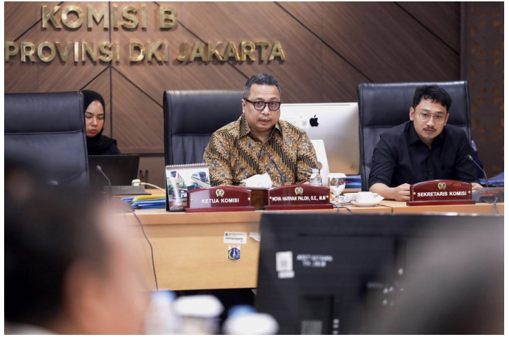 Komisi B DPRD DKI Jakarta memperkuat fungsi pengawasan terhadap kerja sama antara Badan Usaha Milik Daerah (BUMD) dan pihak swasta. Terutama pelaksanaan skema business to business (B2B) dalam pola pembiayaan kreatif (creative financing). Hal itu terungkap usai rapat pembahasan Ranperda APBD 2026 bersama eksekutif dan jajaran BUMD di Gedung DPRD DKI Jakarta, Rabu (22/10). Ketua Komisi B Nova Harivan Paloh menegaskan, pengawasan itu untuk memastikan seluruh bentuk kerja sama sejalan dengan target kinerja dan rencana keuangan daerah. “Terutama apakah kerja sama B2B dijalankan dengan sehat dan sesuai Rencana Kerja dan Anggaran (RKA),” ujar Nova. Komisi B terus memantau pencapaian target RKA 2025 dan proyeksi 2026. Sebab, setiap skema kerja sama harus menghasilkan keuntungan signifikan bagi daerah. “Dengan adanya creative financing, kami ingin memastikan laba dan profitabilitas BUMD meningkat. Sekaligus memberi dampak positif terhadap pertumbuhan ekonomi daerah,” ungkap Nova. Komisi B juga akan berkoordinasi dengan Badan Pembinaan BUMD (BP BUMD) untuk mengkaji secara menyeluruh implementasi kerja sama tersebut. “Agar hasilnya objektif,” tegas Nova. Ke depan, tambah dia, perlu penerapan mekanisme evaluasi kinerja. Melibatkan pihak independen. Sehingga proses pengawasan lebih transparan dan profesional. “Kami mendorong agar evaluasi tidak hanya dilakukan oleh Inspektorat,” tukas Nova. (all/df)