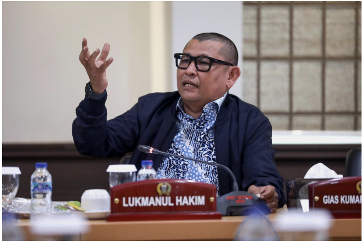 Komisi C DPRD DKI Jakarta meminta pemerintah provinsi tidak terburu-buru mengambil kebijakan menaikkan pajak atau retribusi sebagai respons atas pengurangan Dana Bagi Hasil (DBH) dari pemerintah pusat ke daerah. Anggota Komisi C Lukmanul Hakim mengungkapkan hal itu dalam rapat kerja bersama eksekutif. Terkait pembahasan dan pendalaman Ranperda APBD DKI Jakarta 2026 di Gedung DPRD DKI Jakarta, Rabu (22/10). Ia menilai, kebijakan tersebut dapat menimbulkan tekanan baru bagi masyarakat. Terutama kelompok rentan. Apalagi, masyarakat sedang menghadapi berbagai tantangan ekonomi. Menurut Lukmanul, masyarakat mulai khawatir terhadap kemungkinan adanya kenaikan pajak dan retribusi daerah. Tak hanya itu, masyarakat juga khawatir kebijakan pengurangan DBH berdampak terhadap program subsidi dan bantuan sosial (Bansos). Kondisi itu, kata Lukman, bisa menciptakan tekanan ganda. Mempengaruhi daya beli dan kesejahteraan warga Jakarta. “Masyarakat DKI Jakarta hari ini merasa takut pajaknya dinaikin-naikin,” tegas Lukmanul. Ia mengatakan, pembuatan kebijakan fiskal harus dengan sangat hati-hati. Memperhatikan kondisi sosial masyarakat. Pemprov DKI Jakarta tidak boleh hanya fokus pada peningkatan pendapatan. Namun harus mempertimbangkan dampak terhadap seluruh warga. “Kalau menurut kami dalam hal menaikan pajak ataupun retribusi ini mohon pertimbangan yang dalam. Khususnya untuk masyarakat DKI,” pungkas Lukman. (yla/df)
