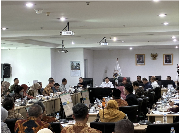 omisi D menggelar rapat kerja bersama Pemprov DKI Jakarta membahas efisiensi dan program prioritas sektor perumahan dalam Rancangan Anggaran Pendapatan dan Belanja Daerah (RAPBD) 2026. Rapat berlangsung di Ruang Rapat Badan Pembentukan Peraturan Daerah (Bapemperda) Gedung DPRD DKI Jakarta, Kamis (23/10). Hadir dalam kesempatan itu, Koordinator Komisi D yang juga Wakil Ketua DPRD DKI Jakarta Wibi Andrino, Ketua Komisi D Yuke Yurike, Sekretaris Komisi D Habib Muhammad bin Salim Alatas, dan para anggota Komisi D. Asisten Pembangunan dan Lingkungan Hidup Sekretaris Daerah (Sekda) Provinsi DKI Jakarta Afan Adriansyah Idris hadir bersama Kepala Dinas Perumahan Rakyat dan Kawasan Permukiman (DPRKP) Kelik Indriyanto. Dalam rapat kerja, Yuke mengatakan, pembahasan fokus pada prioritas program dan rasionalisasi anggaran. Sehingga efisiensi tidak mengganggu pelayanan publik. “Kami ingin tahu prioritas dan alasan pengurangan anggaran yang dilakukan DPRKP. Tapi efisiensi itu tidak boleh mengurangi layanan bagi masyarakat,” ujar Yuke. Menanggapi hal itu, Asisten Pembangunan dan Lingkungan Hidup Sekdaprov DKI Jakarta Afan Adriansyah Idris mengatakan, alokasi anggaran DPRKP yang semula direncanakan Rp2,648 triliun menjadi Rp1,711 triliun. Efisiensi itu mengacu pada Surat Direktorat Jenderal Perimbangan Keuangan Nomor S-62/PK/2025. “Efisiensi dilakukan di seluruh kegiatan. Mulai dari biaya operasional, konsultasi, hingga pengadaan tanah,” ungkap Afan. Sementara itu, Kepala Dinas PRKP Kelik Indriyanto memaparkan perihal proyek lanjutan pembangunan rumah susun (Rusun). Pada 2026, tetap melanjutkan pembangunan Rusun Padat Karya Tahap II. Lalu, pembangunan Rusun Rorotan IX. Termasuk pula Revitalisasi Rusun Marunda Klaster C. Selain proyek lanjutan, ungkap Kelik, pihaknya mulai membangun Rusun Jalan Tongkol Tahap II. Bahkan, menyiapkan dua perencanaan baru. Yaitu, Rusun Pinus Elok dan Rusun Mixed Use. (all/df)