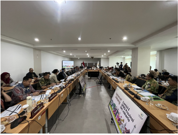 omisi E melanjutkan rapat kerja bersama eksekutif membahas dan mendalami Rancangan Peraturan Daerah (Ranperda) APBD 2026 di Gedung DPRD DKI Jakarta, Kamis (23/10). Ketua Komisi E DPRD Muhammad Thamrin memimpin rapat bersama Wakil Ketua Komisi E DPRD Agustina Hermanto dan Sekretaris Komisi E Justin Adrian. “Bismillahirrahmanirrahim, rapat Komisi E pembahasan dan pendalaman terhadap Perda tentang APBD Provinsi DKI Jakarta Tahun Anggaran 2026 saya buka dan terbuka untuk umum,” ujar Thamrin. Ia menekankan, Dinas Pendidikan DKI Jakarta dan Biro Pendidikan Mental Spiritual Setda DKI Jakarta agar fokus pada pembangunan kualitas sumber daya manusia (SDM) dalam dunia pendidikan. Yakni memaksimalkan pembelajaran dengan pembentukan kualitas karakter siswa. Termasuk menyejahterakan para tenaga pendidik. “Pembahasan ini perlu kita arahkan agar program yang disusun benar-benar menjawab kebutuhan dasar masyarakat,” kata Thamrin. “Pastikan kualitas belajar meningkat, guru dan tenaga pendidikan mendapat dukungan yang memadai serta pembinaan karakter yang unggul,” tambah dia. Hadir dalam rapat tersebut, Anggota Komisi E Chicha Koeswoyo, Muhammad Subki, Ramly Hi Muhammad, Solikhah, Anggi Arando Siregar, Imammudin, Farah Savira, Yudha Permana, Raden Gusti Arief Yulifard, dan Fatimah Tania Nadira Alatas. Sedangkan pihak eksekutif hadir Asisten Kesejahteraan Rakyat Sekretaris Daerah Provinsi DKI Jakarta Ali Maulana Hakim Bersama jajaran Dinas Pendidikan DKI Jakarta dan Biro Pendidikan Mental Spiritual Setda DKI Jakarta. Kegiatan tersebut mengacu pada Surat Nomor 1025/UD.00.02 yang ditandatangani Ketua DPRD DKI Jakarta Khoirudin. (apn/df)