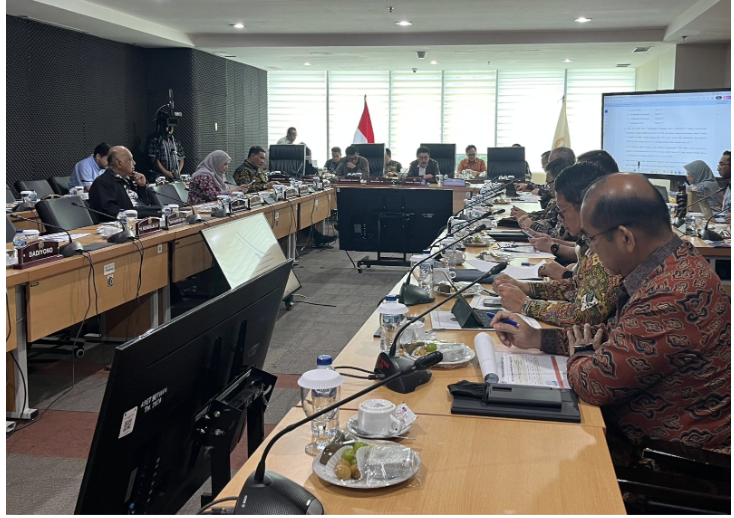 omisi A bersama eksekutif melanjutkan pembahasan dan pendalaman terhadap Rancangan Peraturan Daerah (Ranperda) APBD 2026 di Gedung DPRD DKI Jakarta, Kamis (23/10). Ketua Komisi A Inggard Joshua memimpin rapat kerja bersama Sekretaris Komisi A Mujiyono. Hadir Anggota Komisi A Inad Luciawaty, Heri Kustanto,Ahmad P. Riano, Lutfhi Fu’adi, Ali Muhammad Johan,Nuchbatillah, Kevin Wu, dan Lauw Siegvrieda, Bambang Kusumanto, Mochammad Ongen Sangaji, Manuara Siahaan, Wiliam Aditya Sarana, Dadiyono, Zahrina Nurbaiti. Pada kesempatan itu, Inggard menekankan agar Pemprov DKI Jakarta memprioritaskan hal-hal yang berkaitan dengan kepentingan masyarakat. Dengan demikian, pemenuhan DKI Jakarta sebagai kota bisnis berskala global dapat berjalan secara maksimal. “Jadi yang sifatnya tidak prioritas jangan dianggarkan. Supaya kebutuhan masyarakat lebih jelas,” ujar Inggard. Asisten Pemerintahan Sekda Provinsi DKI Jakarta Sigit Wijatmoko hadir bersama jajaran Satpol PP dan Dinas Penanggulangan Kebakaran dan Penyelamatan (Gulkarmat), Dinas Komunikasi Informatika dan Statistik (Diskominfotik) DKI Jakarta. Hadir pula jajaran Dinas Kependudukan dan Pencatatan Sipil (Dukcapil) DKI Jakarta, Badan Penanggulangan Bencana Daerah (BPBD) DKI Jakarta, dan Sekretars DPRD DKI Jakarta Augustinus. Kegiatan tersebut mengacu pada Surat Nomor 1030/UD.00.02 yang ditandatangani Ketua DPRD DKI Jakarta Khoirudin. (apn/df)