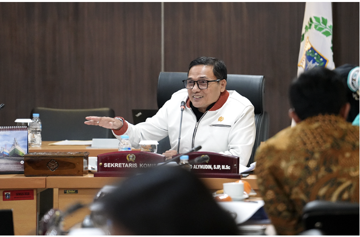Sekretaris Komisi C Suhud Alynudin mendorong sejumlah Organisasi Perangkat Daerah (OPD) pemungut retribusi untuk mempercepat capaian kinerja jelang akhir 2025. Pasalnya hingga akhir September 2025, masih terdapat OPD yang belum mencapai 70 persen dalam realisasi retribusi. Di antaranya, Dinas Lingkungan Hidup (LH) 65,3 persen. Badan Pengelolaan Aset Daerah (BPAD) 53,8 persen. Dinas Penanggulangan Kebakaran dan Penyelamatan (Gulkarmat) 64,3 persen. Sedangkan Dinas Pertamanan dan Hutan Kota (Tamhut) 68,6 persen. Lalu, Dinas Perhubungan 62,5 persen. “Dari paparan teman-teman pemungut retribusi, memang masih banyak yang kinerjanya di bawah 70 persen,” ujar Suhud di Gedung DPRD DKI Jakarta, Kamis (23/10). Artinya, lanjut Suhud, perlu peningkatan dan perbaikan kinerja OPD tersebut. Perlu langkah-langkah konkret untuk mengoptimalkan pendapatan. “Karena waktu kita sampai selesai tahun ini, Desember, tinggal dua bulan,” tandas dia. Suhud juga menekankan, creatif financing bisa menjadi solusi alternatif meningkatkan Pendapatan Asli Daerah (PAD). “Antisipasi dari pemotongan Dana Bagi Hasil (DBH) adalah kreatif financing. Itu harus dimunculkan,” tegas dia. Komisi C juga komitmen terus mendorong 19 OPD pemungut retribusi agar lebih inovatif dalam mencari sumber pendapatan. Memastikan target dapat tercapai sebelum akhir 2025. (gie/df)