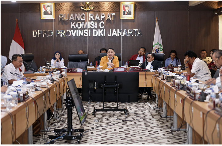 ekretaris Komisi C DPRD DKI Jakarta Suhud Alynudin mendorong seluruh Organisasi Perangkat Daerah (OPD) lebih inovatif meningkatkan pendapatan daerah. Terutama menyambut penetapan target retribusi tahun 2026. Menurut dia, upaya meningkatan pendapatan retribusi sudah seharusnya bagi seluruh OPD. Bukan hanya sebagai reaksi terhadap kebijakan pemotongan anggaran atau Dana Bagi Hasil (DBH). Ketika terdapat pemotongan anggaran, muncul angka Rp365 miliar. Artinya, OPD mampu melakukan hal itu. “Kenapa harus nunggu pemotongan dulu baru kita bisa mendorong kenaikan? Padahal sebelumnya angka itu tidak muncul,” ujar Suhud di Gedung DPRD DKI Jakarta, Kamis (23/10). Ia menegaskan, setiap OPD perlu berinovasi. Membuat terobosan baru, mencari sumber-sumber pendapatan potensial. Langkah tersebut bisa berupa pengembangan layanan, optimalisasi aset, hingga penerapan skema creatif financing. “Saya kira masih banyak peluang,” kata Suhud. Peluang dimaksud seperti sektor parkir, hingga kini belum optimal. Sebab masih ada OPD yang hanya mengandalkan sewa tempat. “Padahal bisa dipikirkan kegiatan lain yang mendatangkan pemasukan,” ungkap Suhud. Politisi PKS itu mencontohkan, Badan Pengembangan Sumber Daya Manusia (BPSDM) DKI Jakarta selama ini lebih banyak mengandalkan penyewaan gedung. Seharusnya bisa mengembangkan program pelatihan bersertifikat bagi masyarakat. Termasuk pelatihan berbayar, punya peluang besar menambah PAD. “Seperti sertifikasi, peningkatan skill, atau pelatihan bisnis. Masyarakat mau berbayar kalau programnya bermanfaat,” pungkas Suhud. (gie/df)